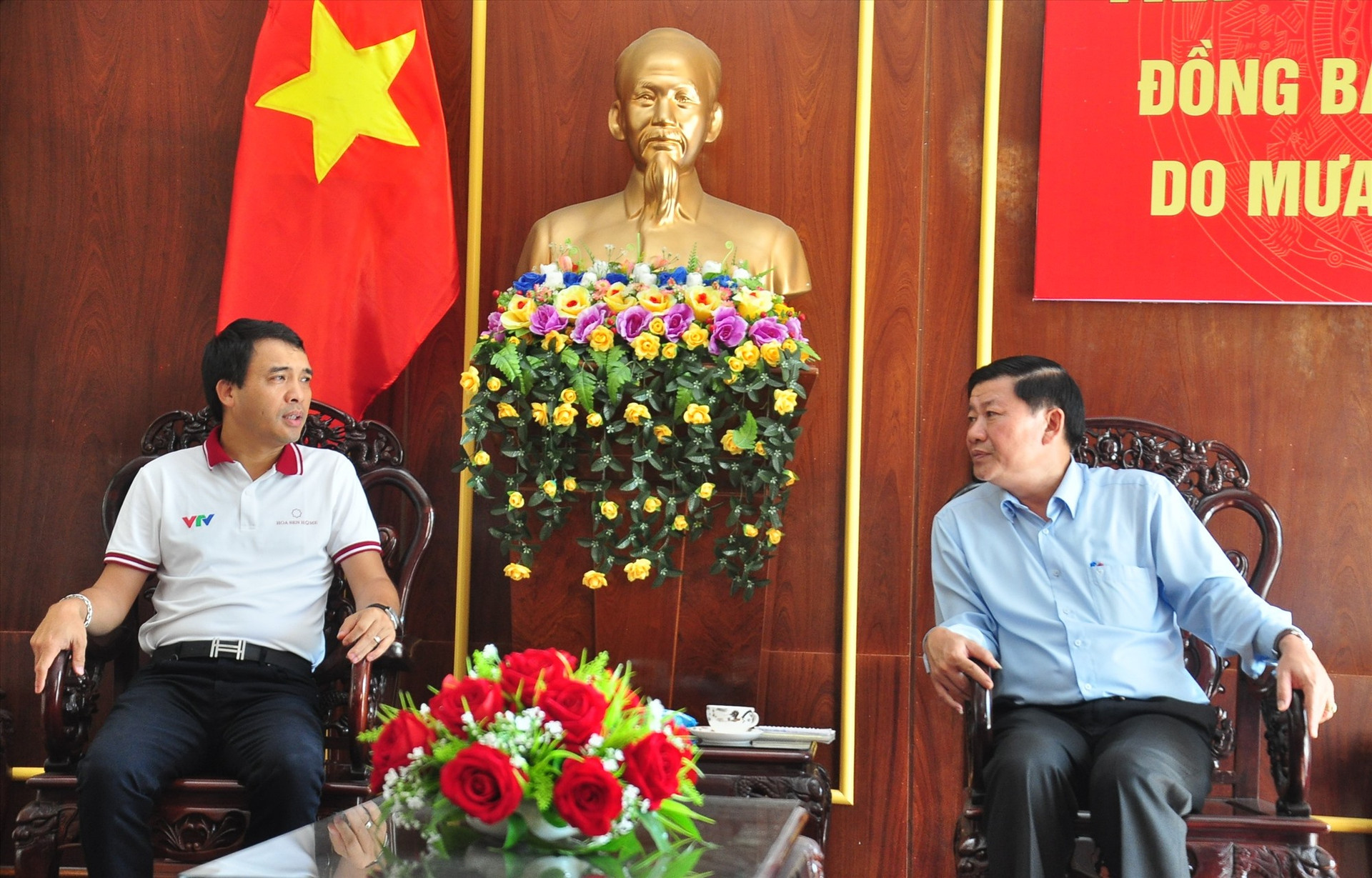 Nhà báo Phan Ngọc Tiến (trái) thay mặt Ban tổ chức giải VTV Cúp Tôn Hoa Sen 2020 thăm hỏi, chia sẻ với nhân dân Quảng Nam bị thiên tai. Ảnh: VINH ANH