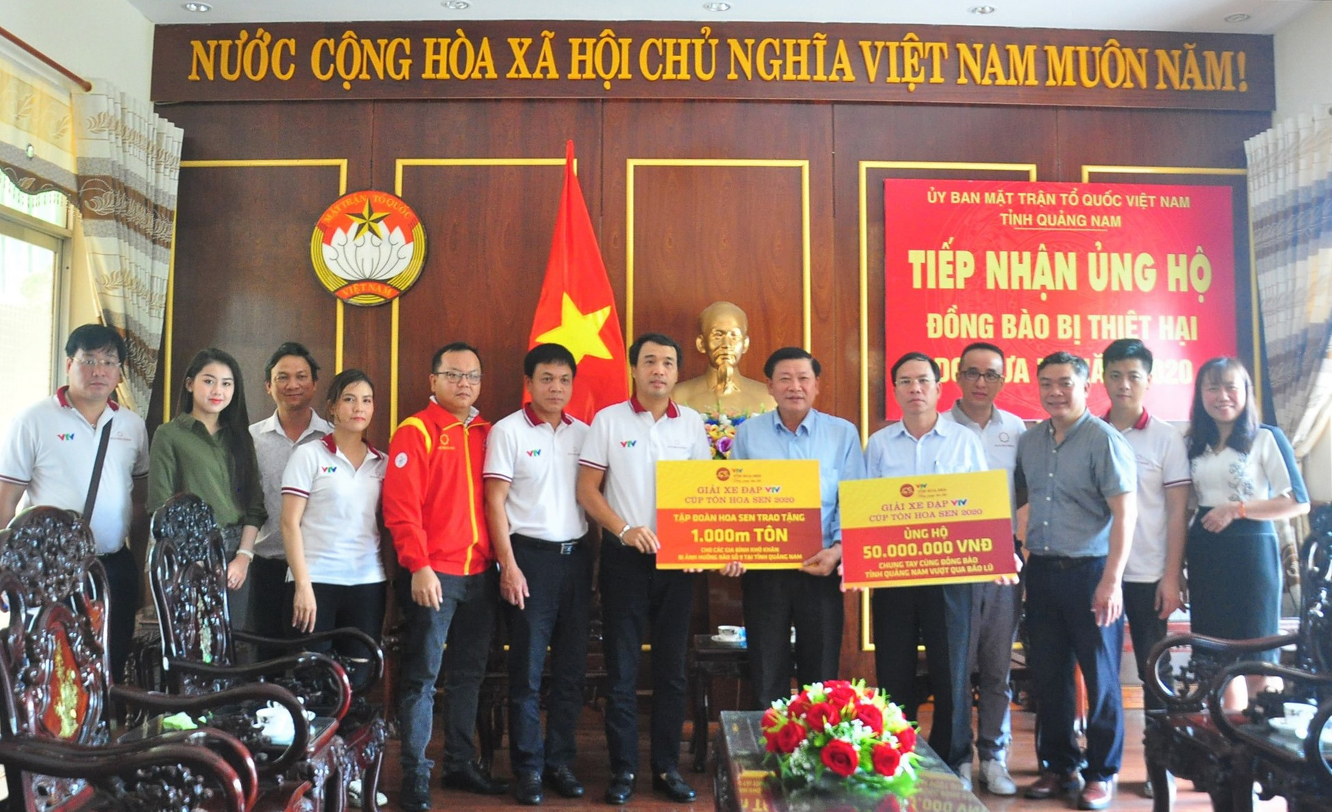 Ban tổ chức giải xe đạp VTV Cúp Tôn Hoa Sen 2020 trao ủng hộ giúp Quảng Nam khắc phục hauau quả thiên tai. Ảnh: VINH ANH