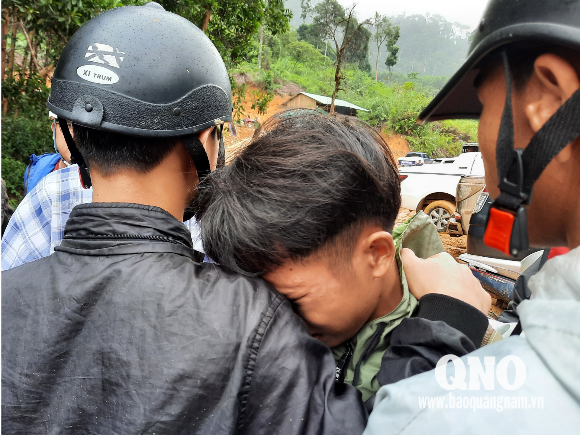 Em Lê Thanh Tú, con trai Bí thư Đảng ủy xã Trà Leng Lê Hoàng Việt từ trường học trở về nhà nhưng nhà cửa bị vùi lấp, cha vẫn đang mất tích.