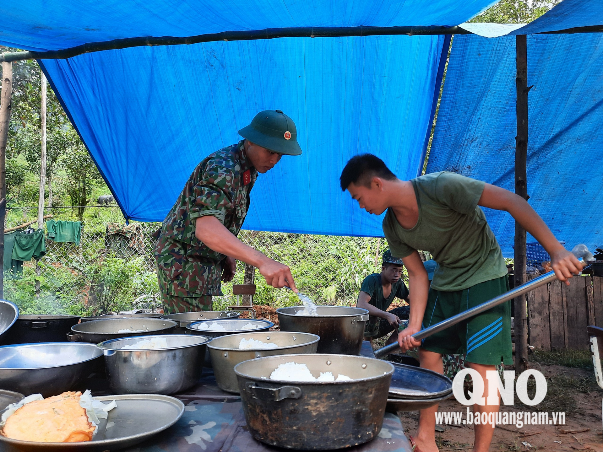Lực lượng hậu cần chuẩn bị bữa ăn đảm bảo dinh dưỡng cho chiến sĩ đủ sức khỏe tham gia tìm kiếm.