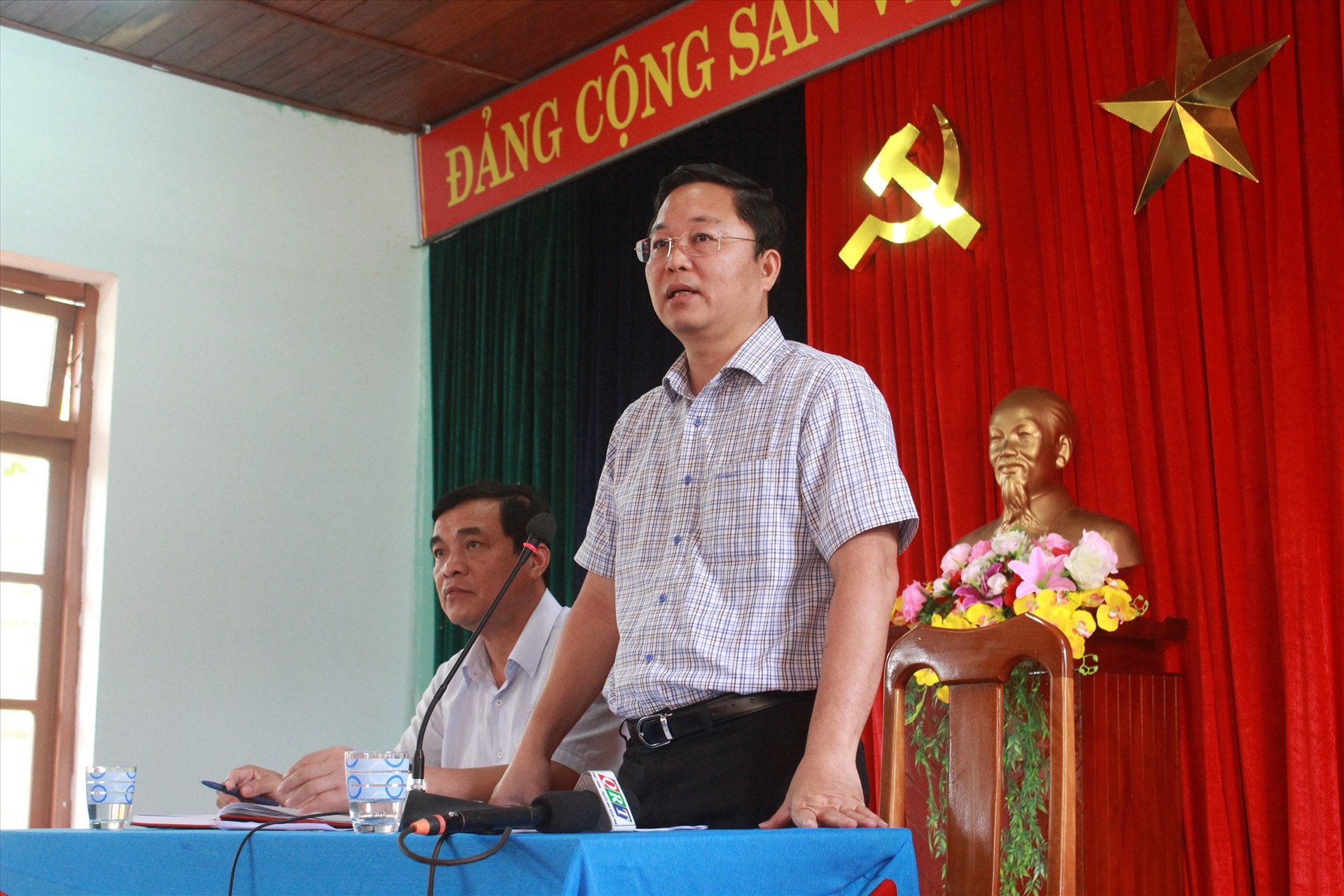 Chủ tịch UBND tỉnh Lê Trí Thanh yêu cầu các lực lượng khẩn trương cứu hộ cứu nạn, hỗ trợ khẩn cấp cho người dân các xã bị cô lập. Ảnh: T.C