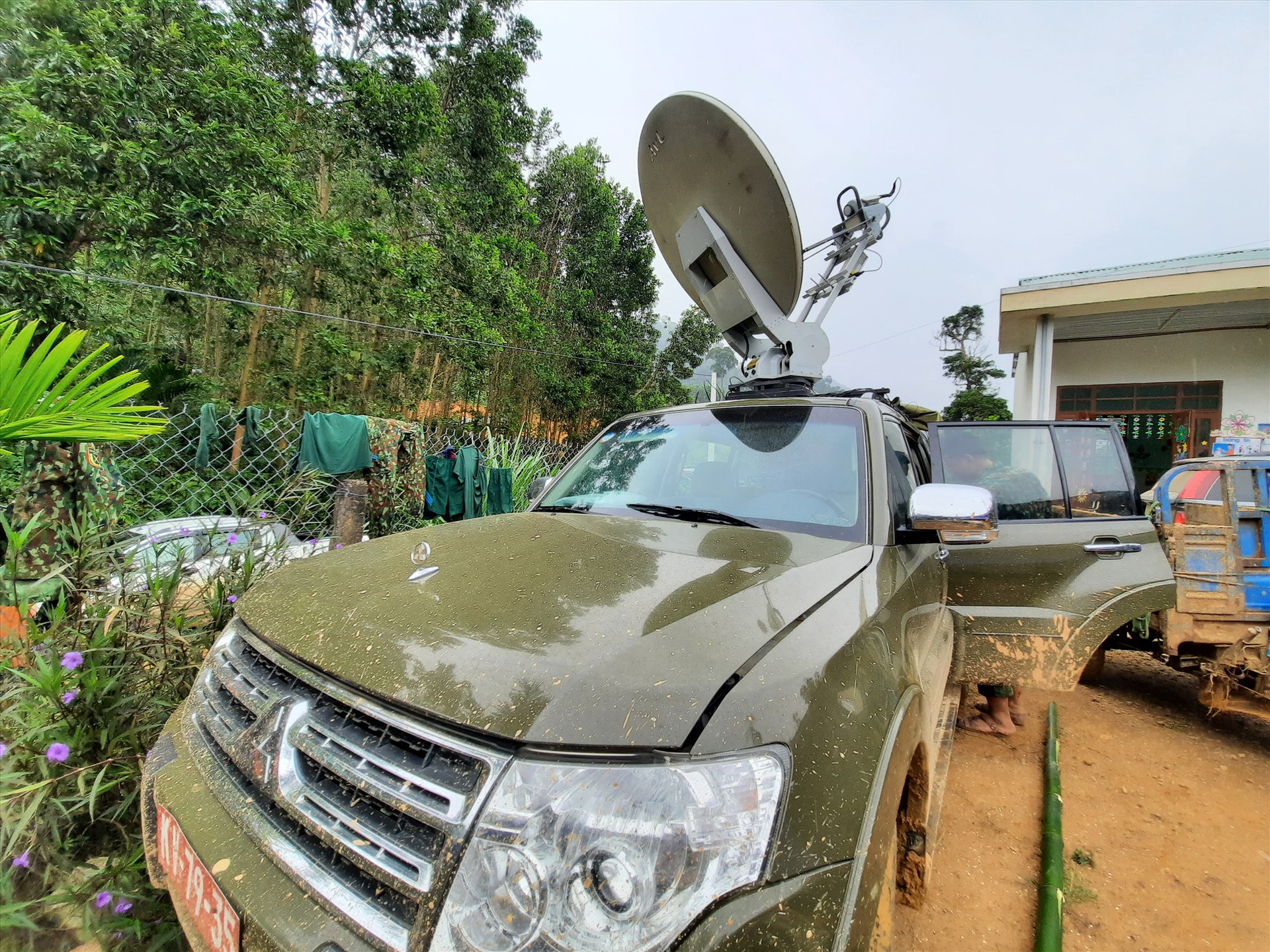 Xe vệ tinh VSAT đặt tại vị trí trường tiểu học xã Trà Leng. Ảnh: NHÓM PV