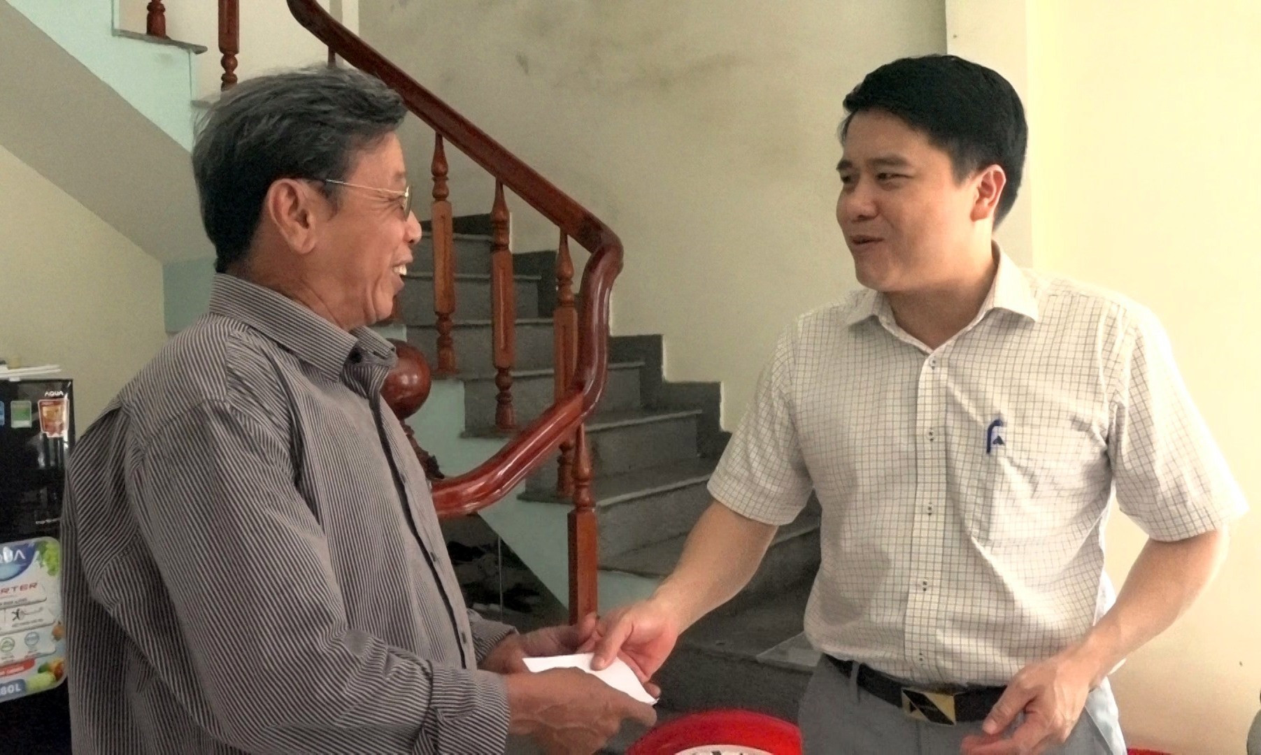 Phó chủ tịch UBND tỉnh Trần Văn Tân trao tiền hỗ trợ, động viên thương binh hạng 1/4 Trần Công Khanh. Ảnh: M.T