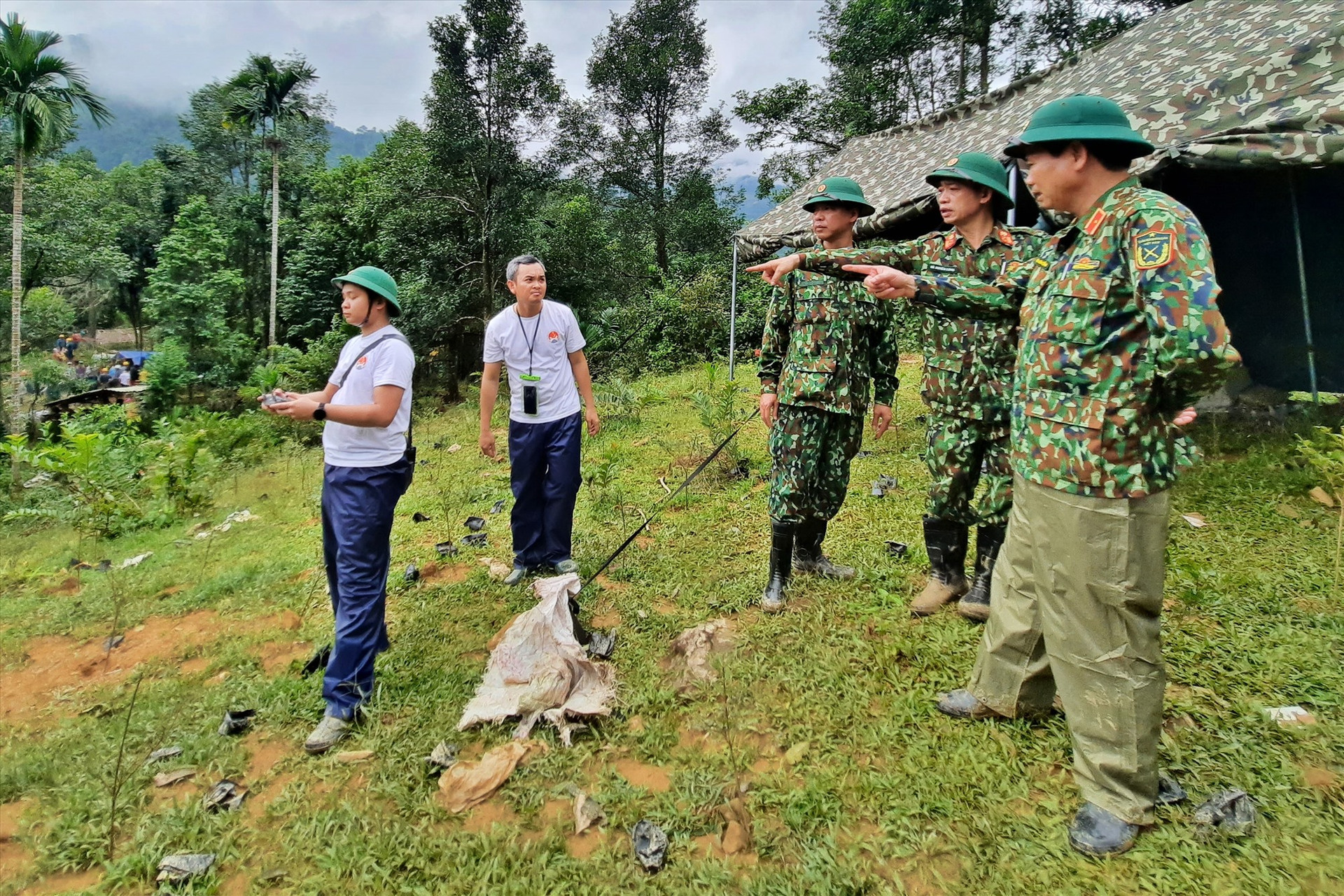 Thiếu tướng Hứa Văn Tưởng - Phó Tư lệnh Quân khu 5 theo dõi một cuộc tìm kiếm bằng flycam. Ảnh: NHÓM PV
