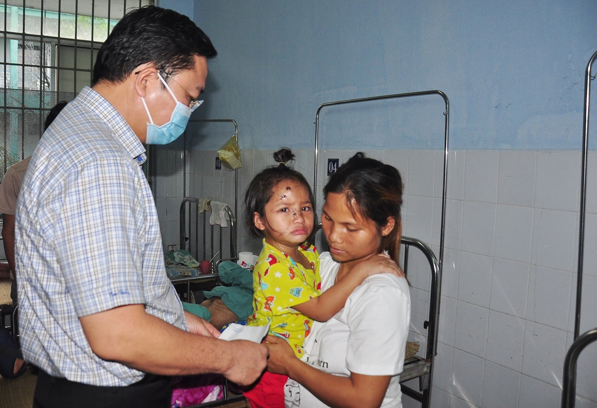 Chủ tịch UBND tỉnh Lê Trí Thanh trao quà động viên một trẻ em là nạn nhân vụ sạt lở núi. Ảnh: VINH ANH