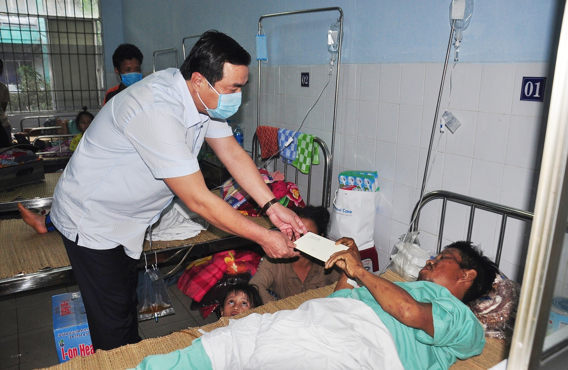 Đồng chí Phan Việt Cường trao quà hỗ trợ cho một bệnh nhân. Ảnh: VINH ANH