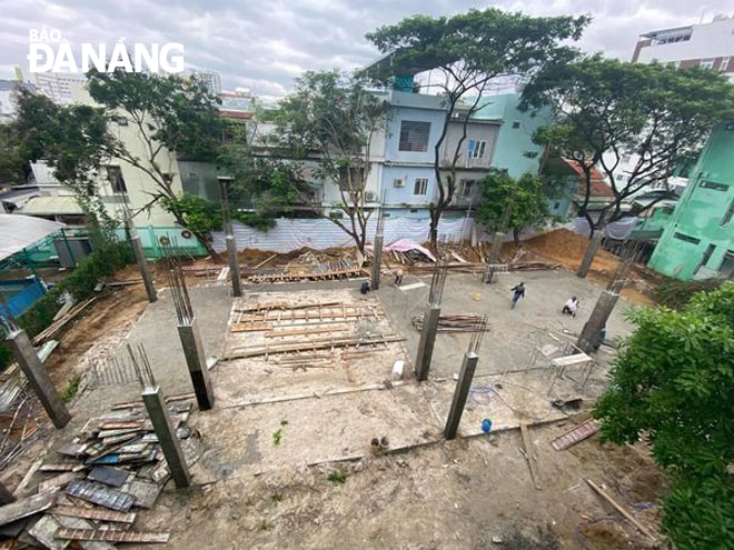 Công trình Trường tiểu học Núi Thành (quận Hải Châu) vừa hoàn thiện phần móng, phần trụ tầng trệt. Trong quá trình thi công, đơn vị triển khai che chắn xung quanh bảo đảm an toàn cho học sinh và giáo viên. Ảnh: N.P   