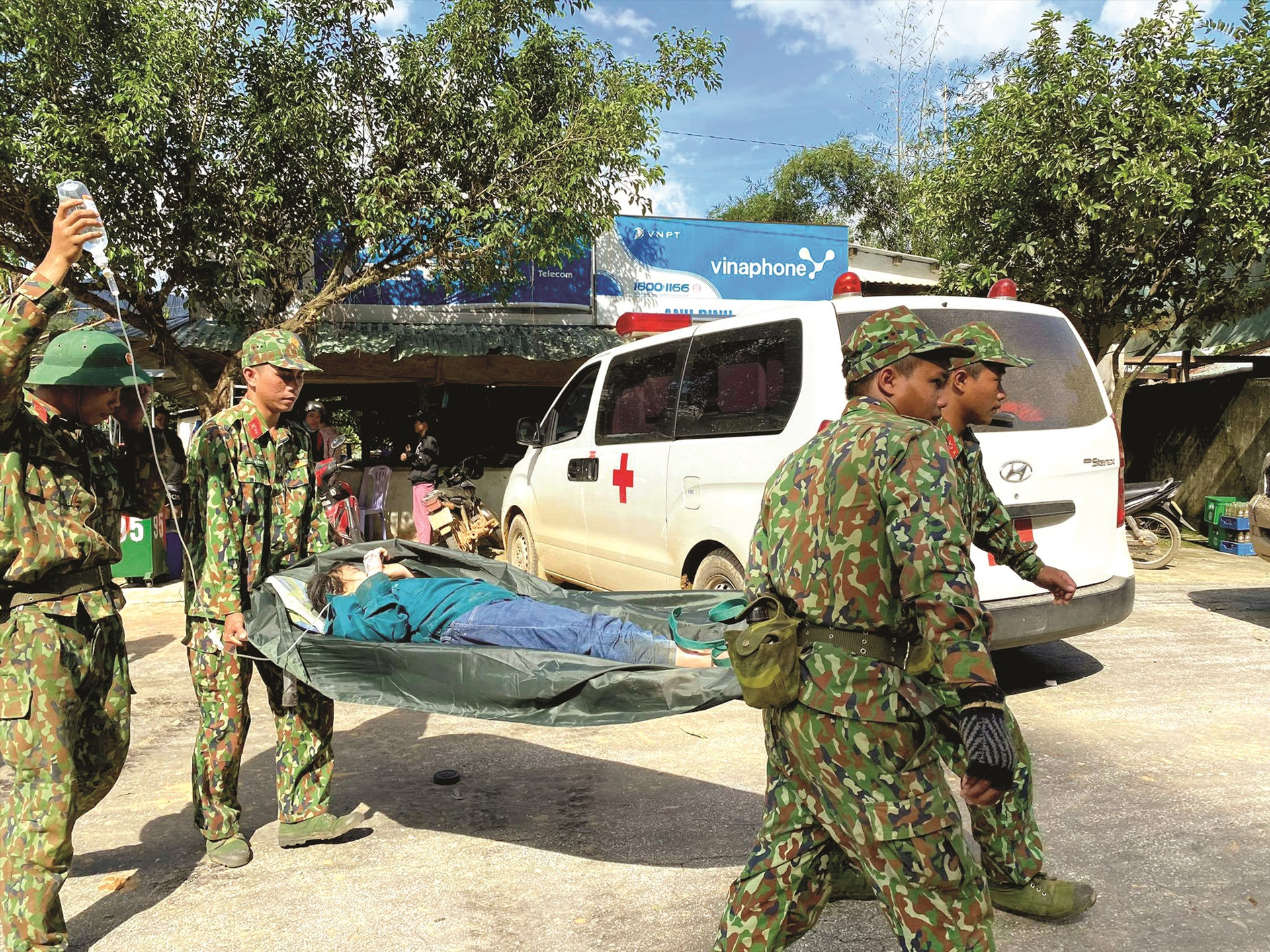Lực lượng quân đội đưa người bị thương trong vụ sạt lở ở Trà Leng (Nam Trà My) đi cấp cứu. Ảnh: HỮU PHÚC