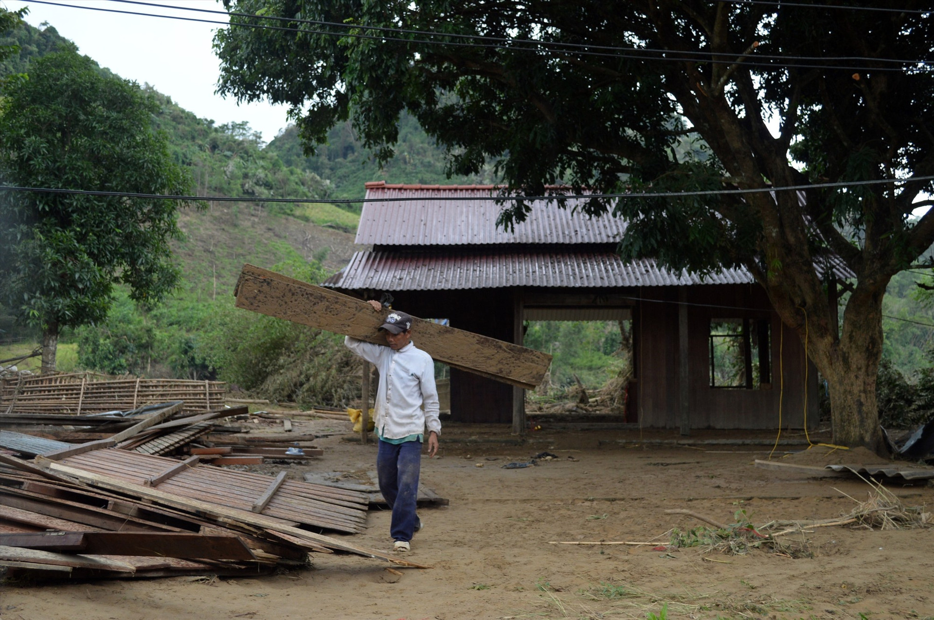 Một hộ dân gom dọn lại ngôi nhà sau cơn bão lũ