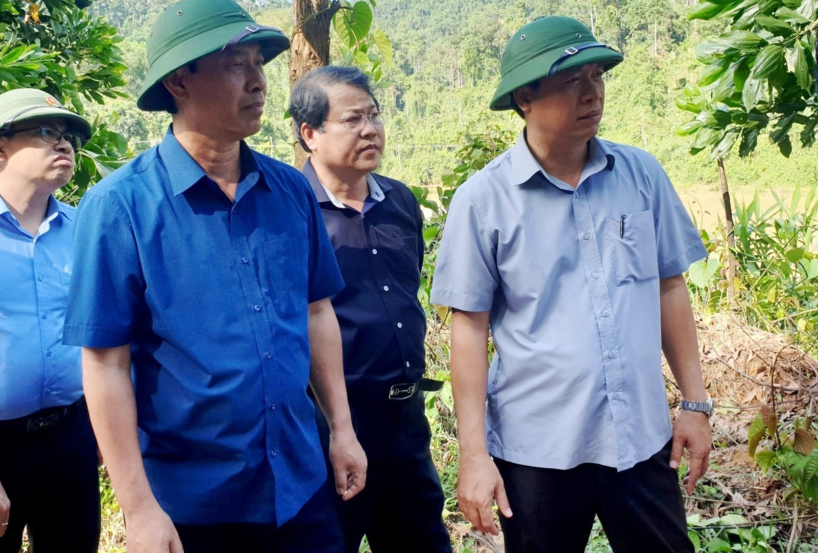 Thứ trưởng Bộ GTVT Lê Đình Thọ (hàng đầu bên trái) và lãnh đạo UBND tỉnh kiểm tra, chỉ đạo khắc phục thông tuyến QL40B. Ảnh: C.T