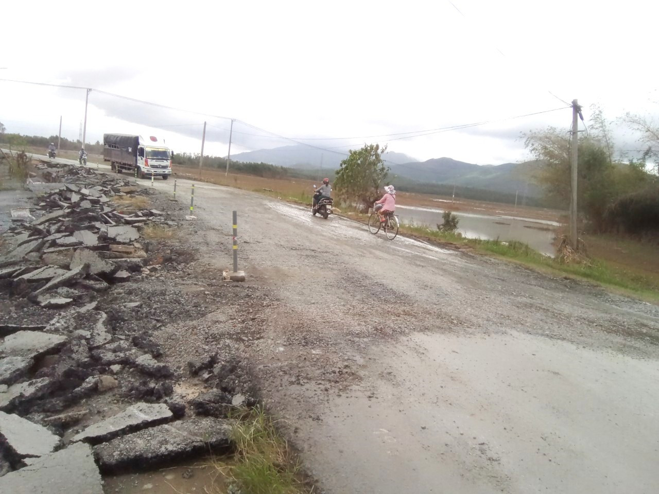 Hư hỏng nền, mặt đường dẫn phía tây cầu Ngọc (xã Đại Hiệp, Đại Lộc) đã được sửa chữa tạm thời để đảm bảo lưu thông trên tuyến ĐT609B. Ảnh: CT