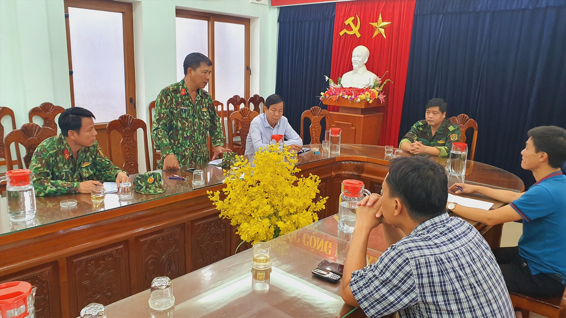 Trưởng Ban Nội chính Tỉnh ủy họp bàn với địa phương về việc tiếp tế cho người dân xã Phước Thành, Phước Lộc.