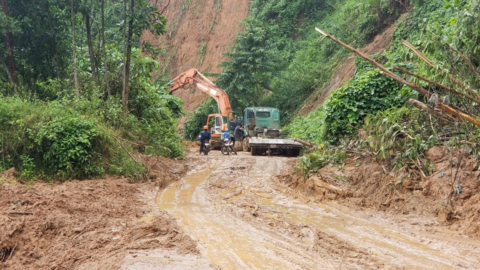 Mưa kéo dài ảnh hưởng đến việc khơi thông tuyến đường vào xã Phước Thành, Phước Lộc.