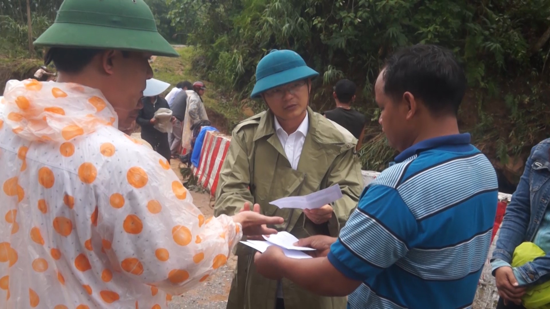 Chủ tịch UBND huyện Bắc Trà My, Thái Hoàng Vũ thăm, hỗ trợ cho các hộ dân bị thiệt hại tại Trà Giáp.