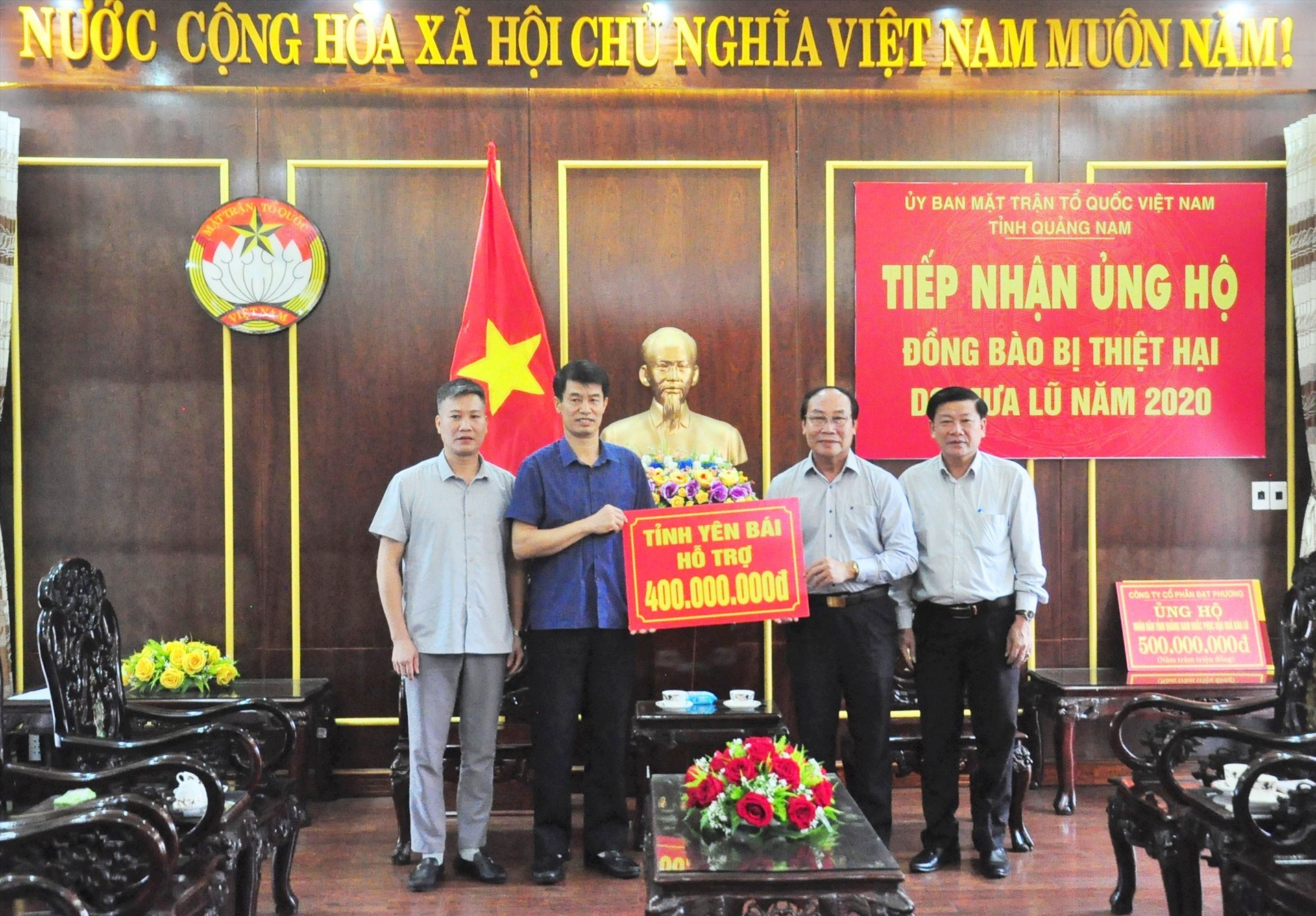 Ủy ban MTTQ Việt Nam tỉnh tiếp nhận nguồn ủng hộ từ tỉnh Yên Bái. Ảnh: VINH ANH