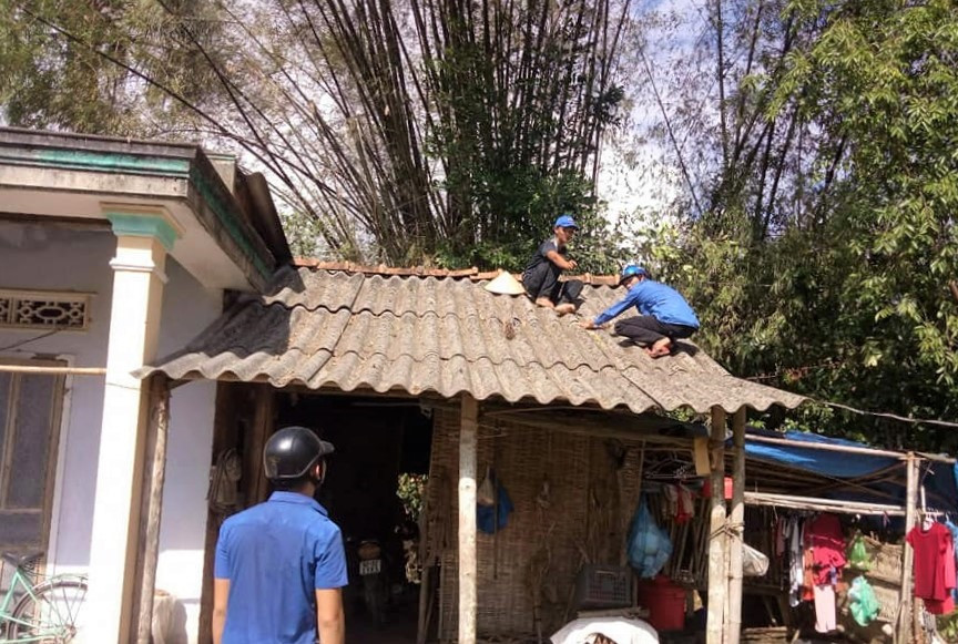 Thanh niên Phú Ninh lợp mái nhà cho người dân do ảnh hưởng của bão số 9. Huyện đoàn Phú Ninh