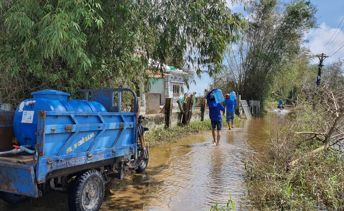Thanh niên xã Bình Đào (Thăng Bình) vận chuyển nước sạch, hỗ trợ người dân