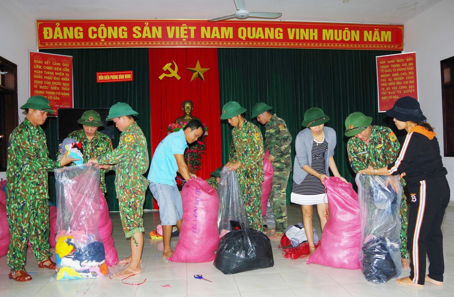 Đồn Biên phòng Bình Minh và nhân dân xã Bình Minh đóng góp quần áo gửi nhân dân 2 xã Phước Lộc, Phước Thành (huyện Phước Sơn). Ảnh: HỒNG ANH