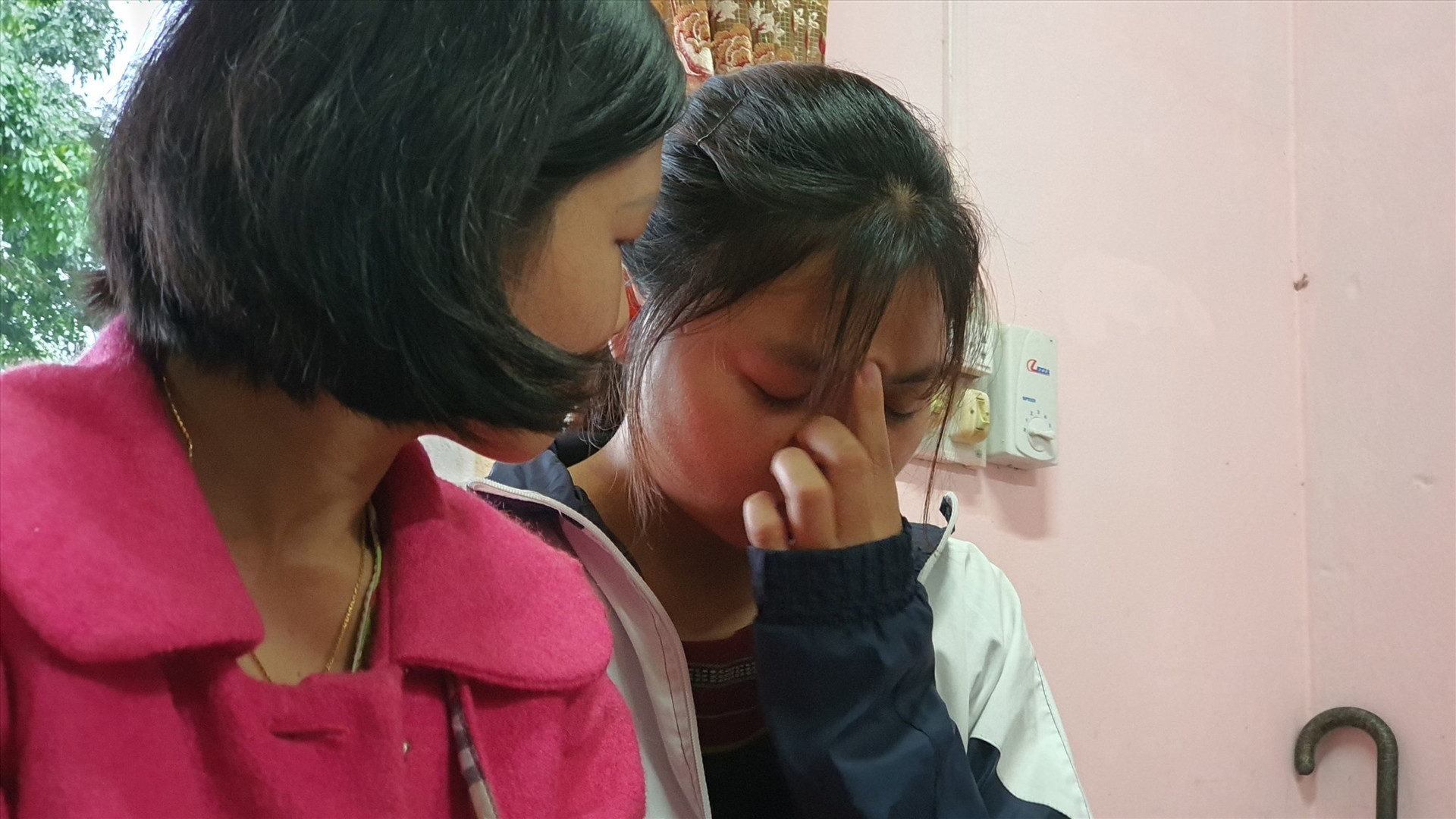 Dù cô Quỳnh Ly (trái) đã theo sát, động viên suốt nhiều ngày nay, nhưng Hồ Thị Sơ vẫn khóc. Ảnh: T.C