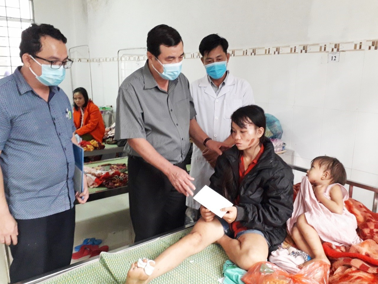 Bí thư Tỉnh ủy Phan Việt Cường thăm hỏi, trao hỗ trợ bệnh nhân vụ sạt lở núi ở Trà Leng đang được điều trị tại Trung tâm Y tế huyện Bắc Trà My. Ảnh: N.Đ