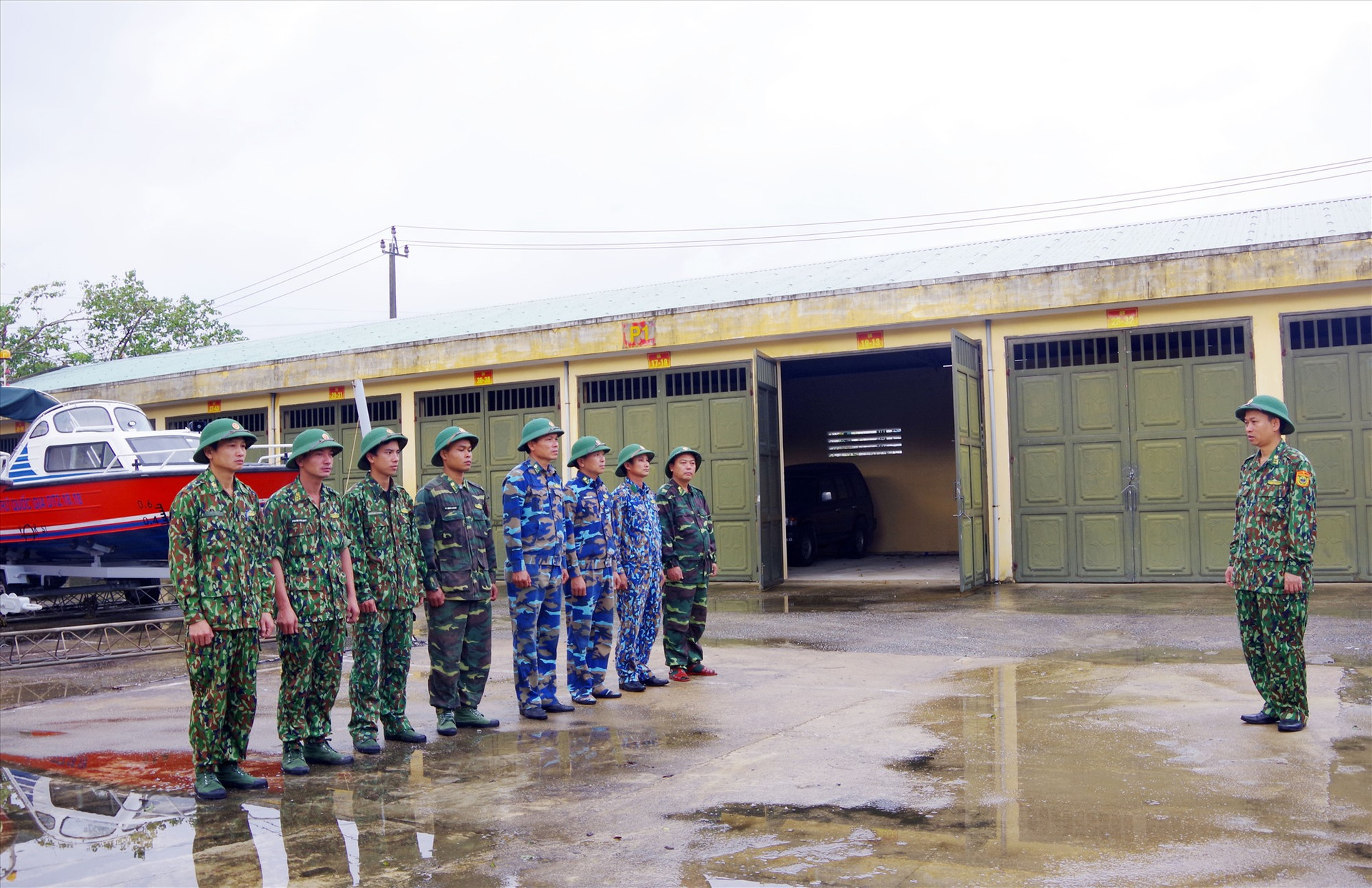 Hình 1: Đại tá Trần Tiến Hiền - Phó Chỉ huy trưởng BĐBP tỉnh động viên, giao nhiệm vụ cho đội tìm kiếm cứu nạn.Ảnh: HỒNG ANH