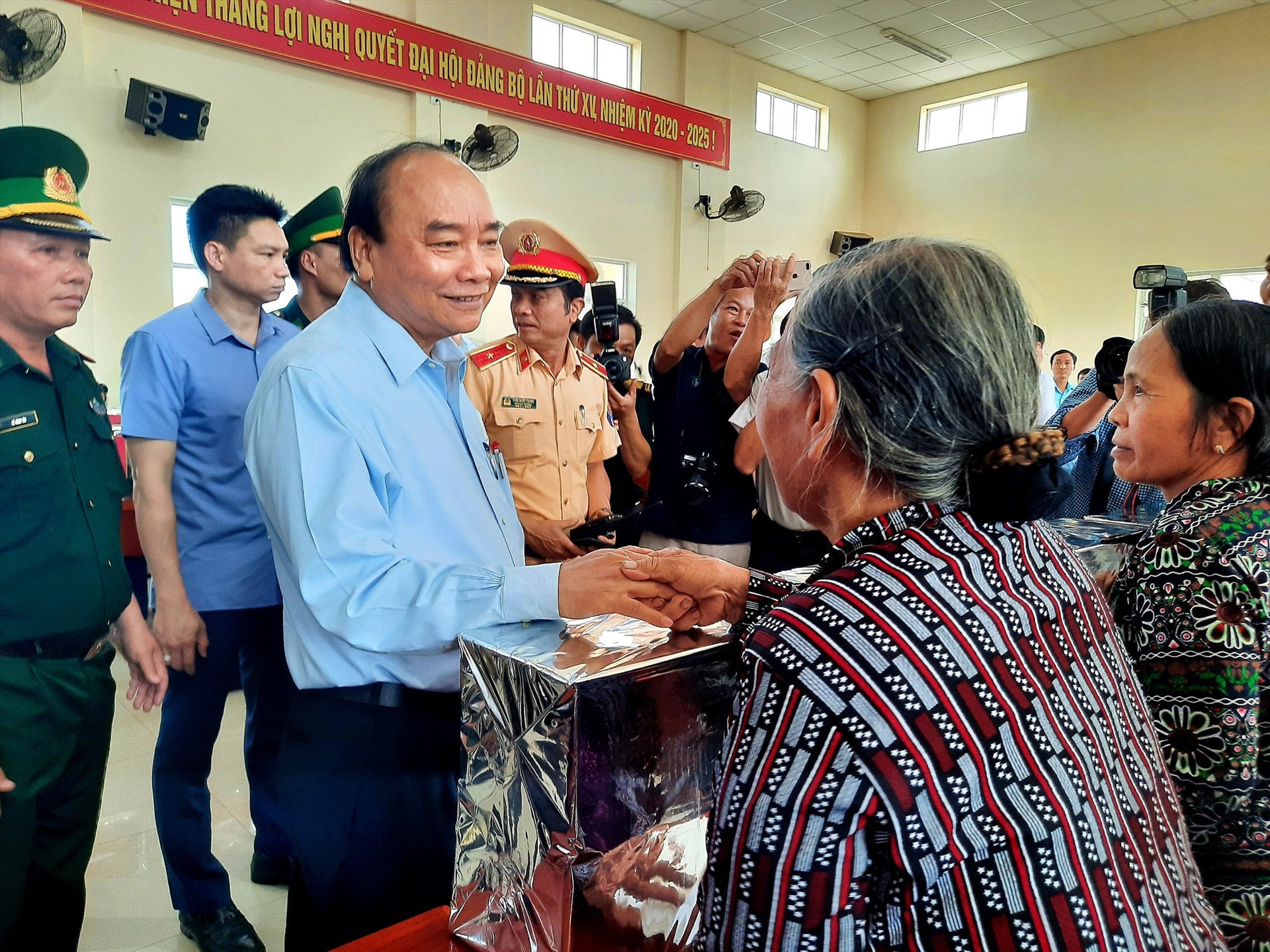 Thủ tướng Chính phủ Nguyễn Xuân Phúc tặng quà cho 30 hộ gia đình bị thiệt hại do bão số 9 ở Núi Thành. Ảnh: Đ.N
