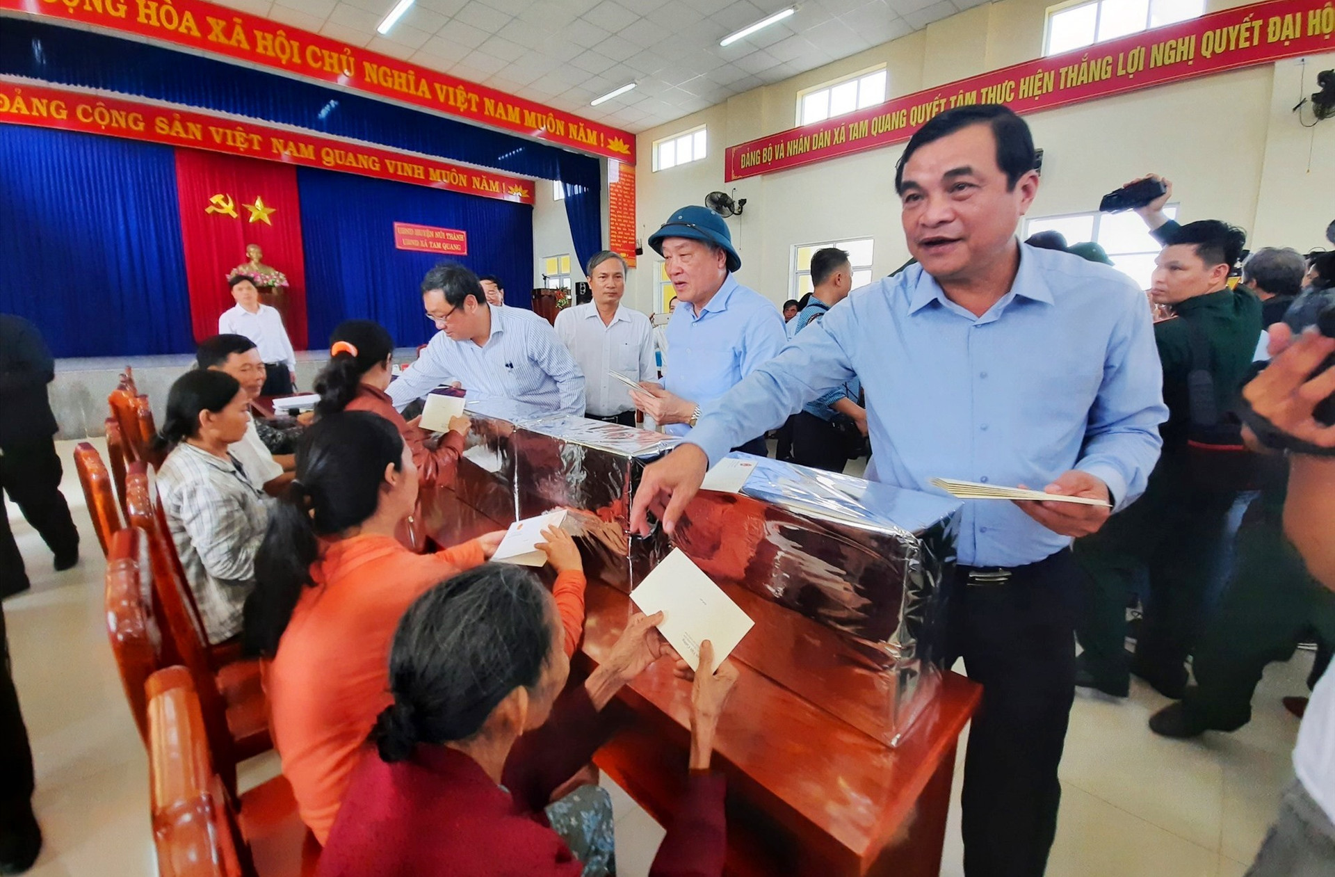 Đồng chí Phan Việt Cường - Bí thư Tỉnh ủy gửi quà của Thủ tướng đến người dân. Ảnh: Đ.N