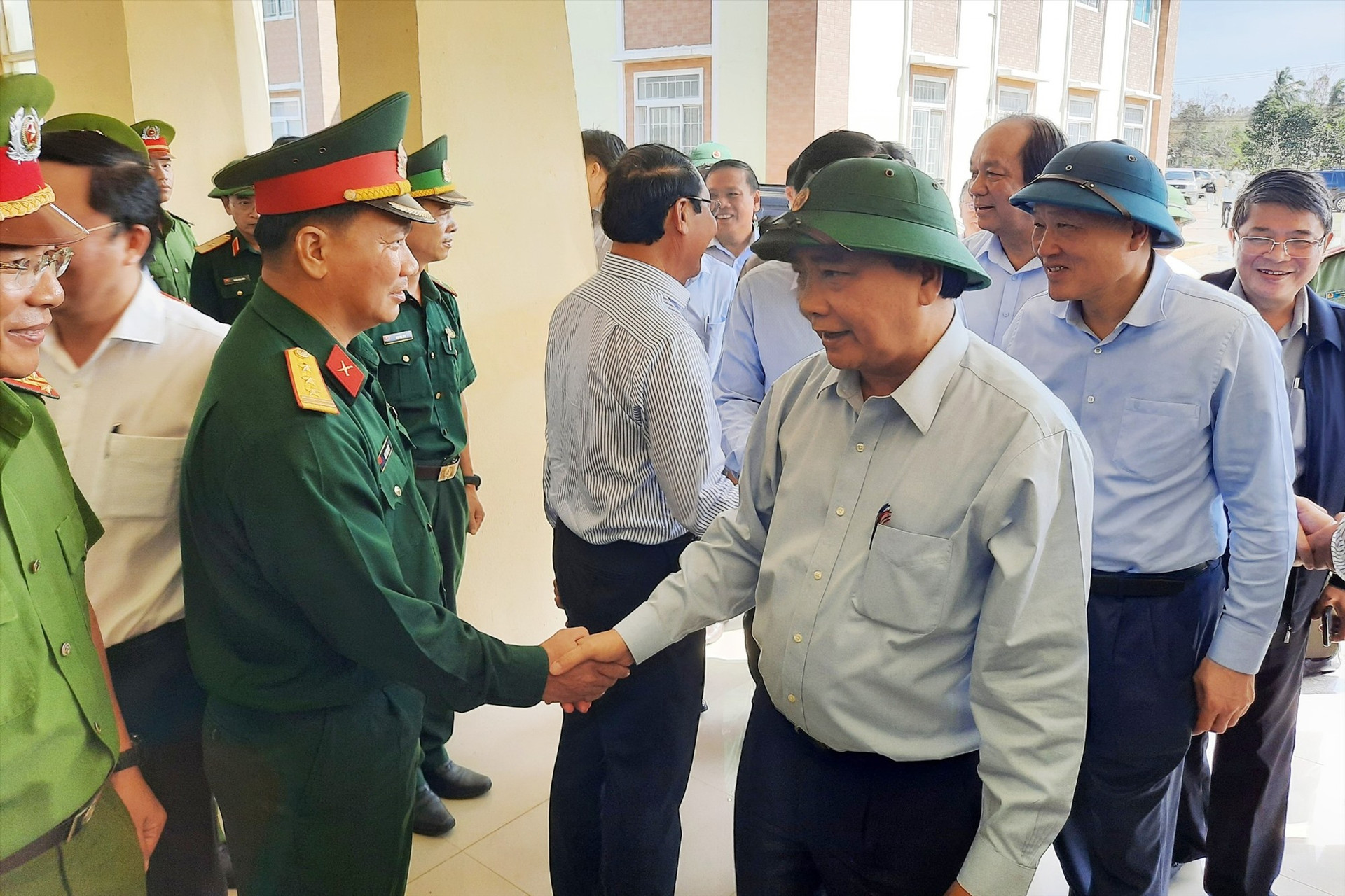 Thủ tướng Chính phủ Nguyễn Xuân Phúc động viên cán bộ địa phương. Ảnh: Đ.N