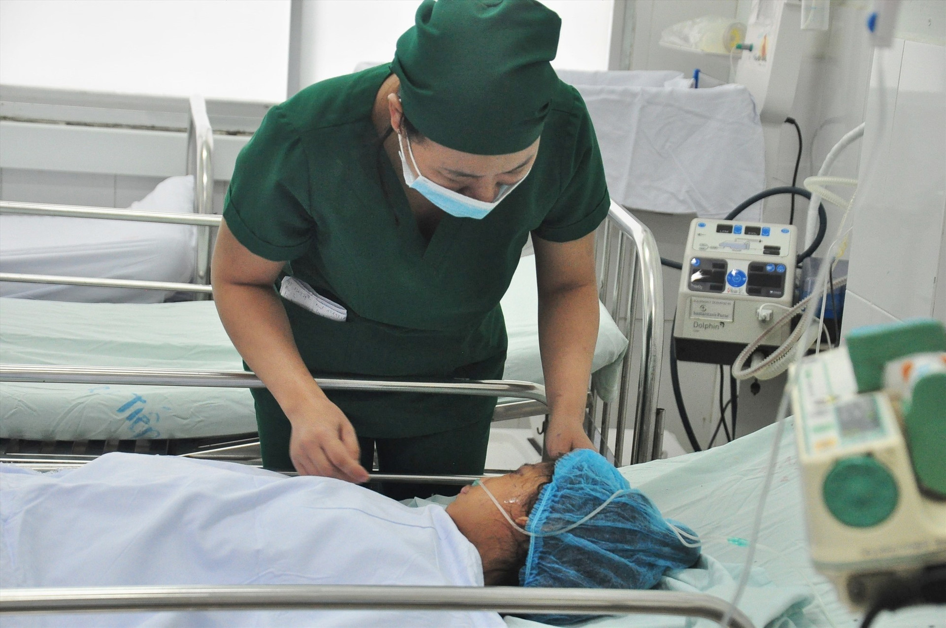 Một trong những trẻ em may mắn thoát chết sau sạt lở núi ở Nam Trà My đang điều trị tại Bệnh viện Đa khoa Quảng Nam. Ảnh: V.A