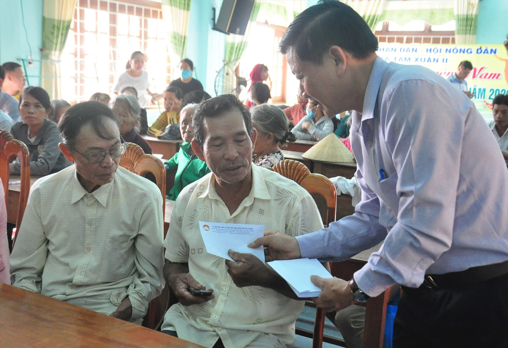 Phó Chủ tịch Ủy ban MTTQ Việt Nam tỉnh Lê Thái Bình tặng quà cho người dân bị thiệt hại do bão lũ. Ảnh: VINH ANH