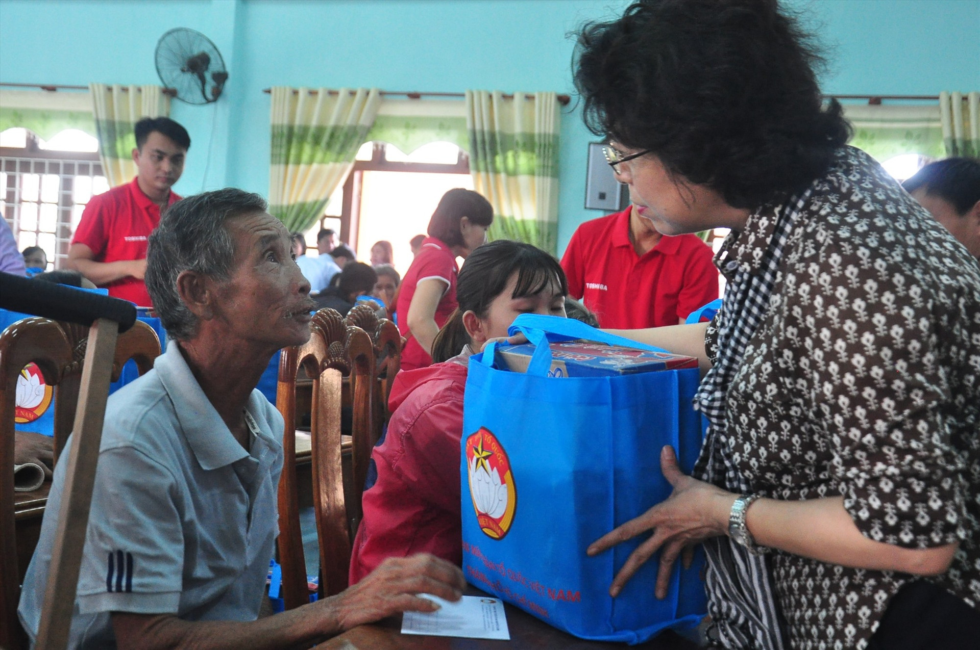 Bà Tô Thị Bích Châu - Chủ tịch Ủy ban MTTQ Việt Nam TP.Hồ Chí Minh tặng quà, hỏi thăm hoàn cảnh gia đình mộ người dân Núi Thành. Ảnh: VINH ANH