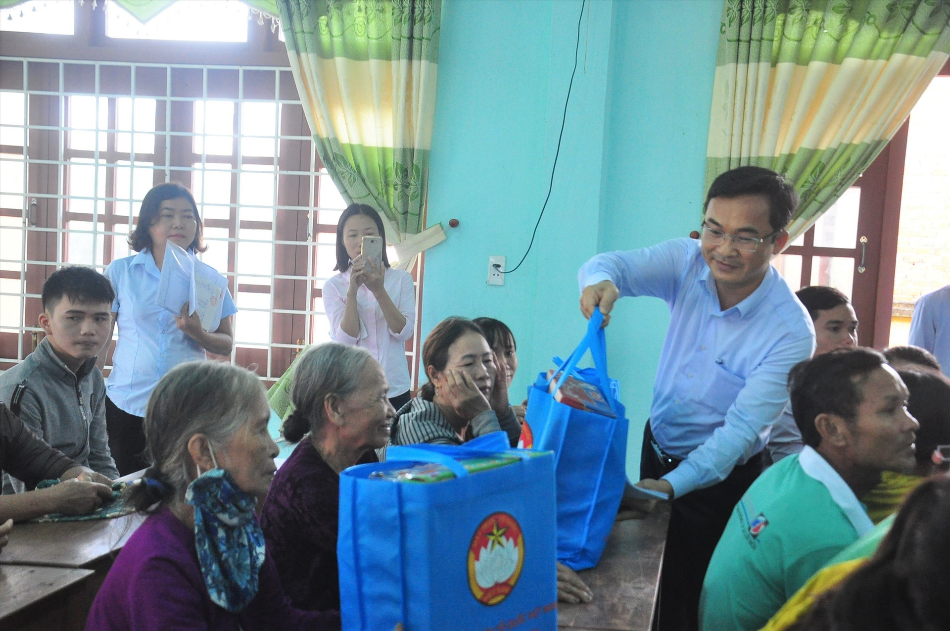 Phó Chủ tịch Thường trực Ủy ban MTTQ Việt Nam tỉnh Nguyễn Phi Hùng tặng quà cho bà con. Ảnh: VINH ANH