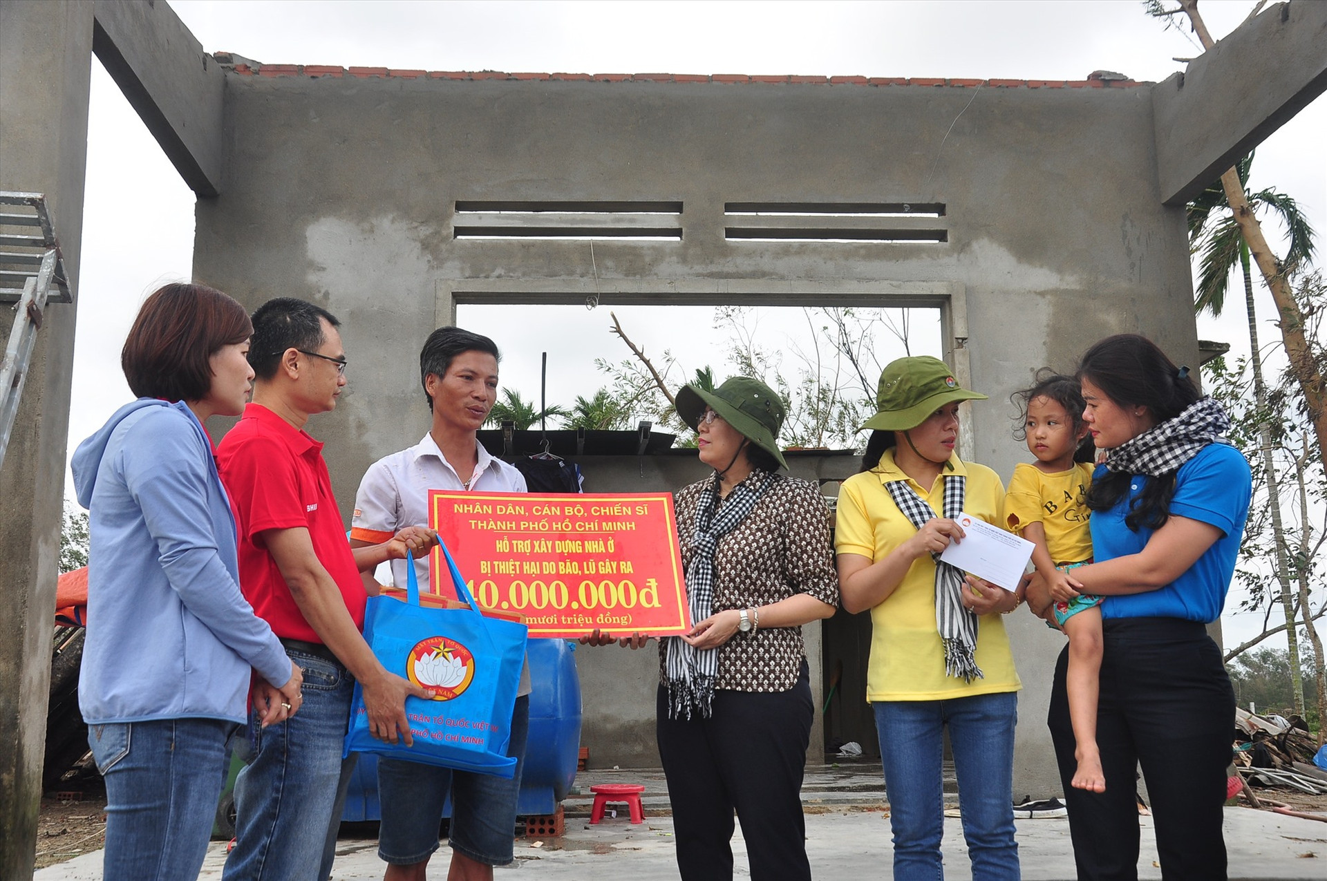 Đoàn đến thăm, trao kinh phí hỗ trợ xây dựng lại nhà ở cho một gia đình tại xã Tam Xuân 2. Ảnh: VINH ANH