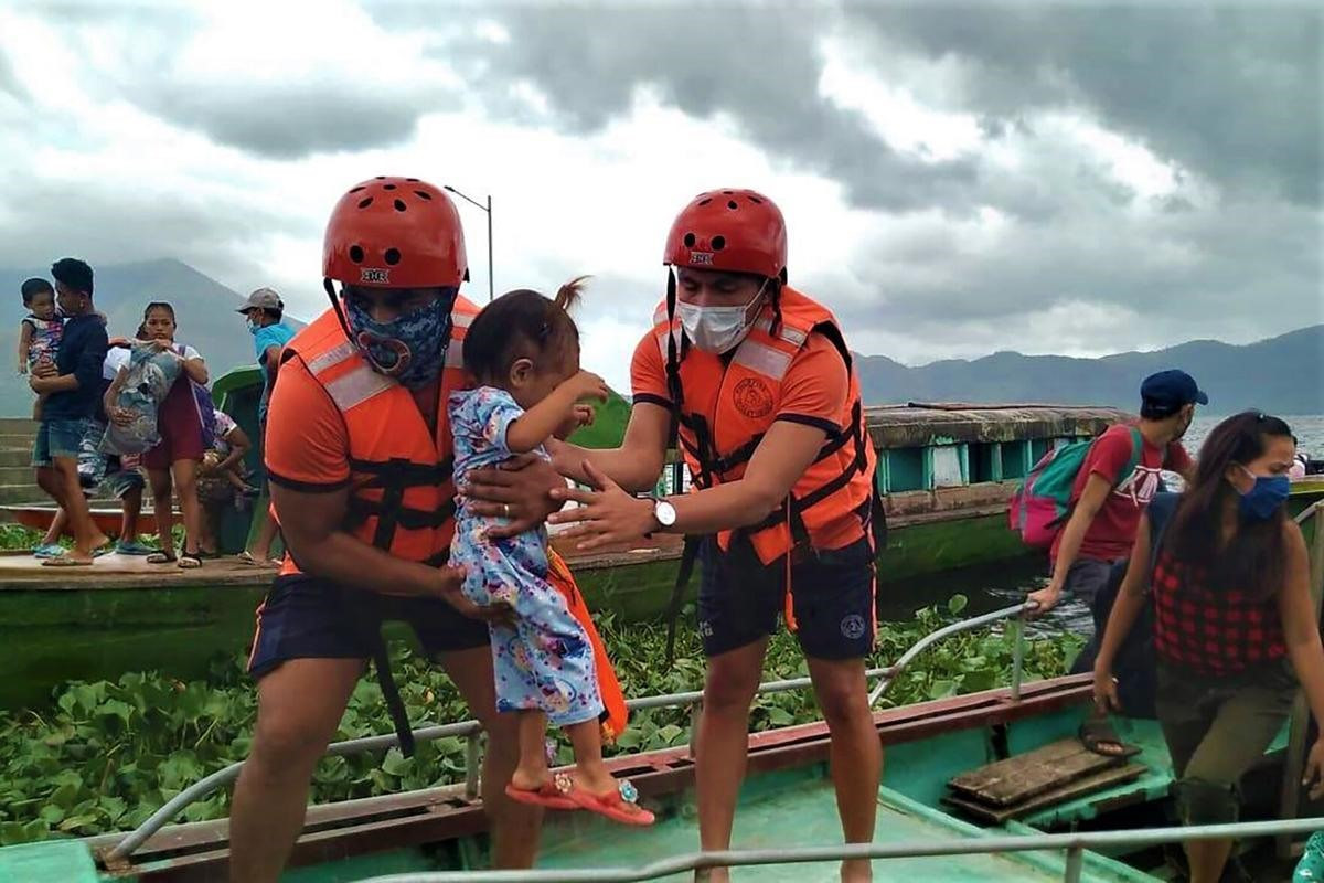 Hơn một triệu người tại Philippines phải sơ tán tránh bão lớn. Ảnh: HOGP