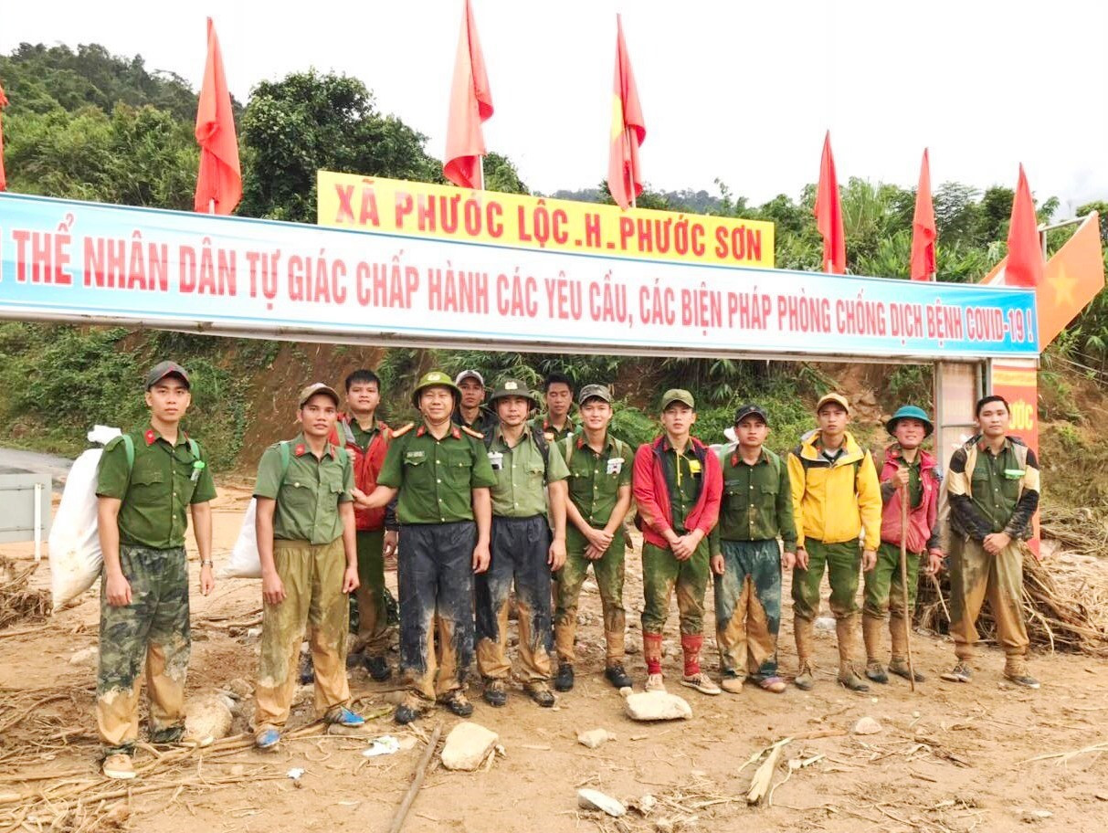 14 CBCS Công an đã đến được xã Phước Lộc