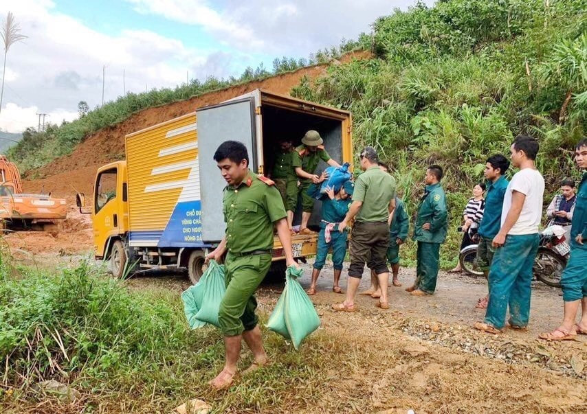 Xe bưu điện tỉnh đã vận chuyển hơn 1 tấn gạo về Nam Trà My để kịp thời hỗ trợ cho bà con. Ảnh: Bưu điện cung cấp