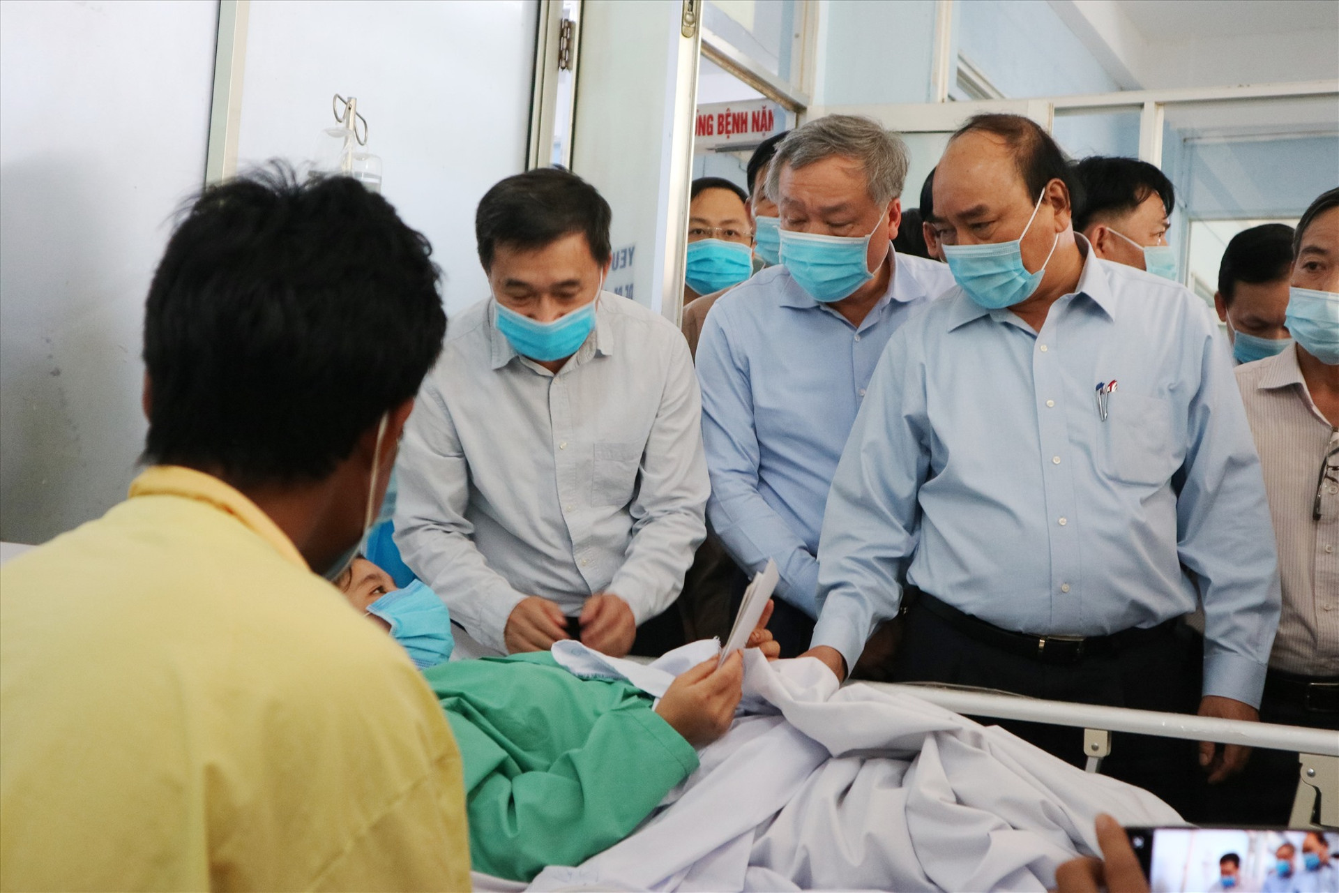 Thủ tướng Nguyễn Xuân Phúc thăm các nạn nhân vụ sạt lở ở Trà Leng (Nam Trà My). Ảnh: A.N