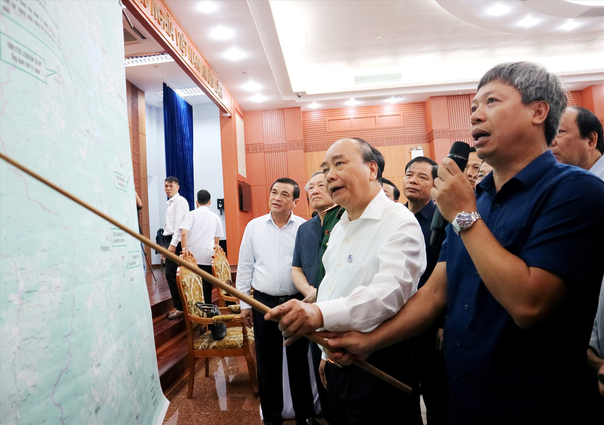 Thủ tướng Nguyễn Xuân Phúc nghe lãnh đạo tỉnh Quảng Nam báo cáo phương án cứu hộ các nạn nhân trong vụ lở đất, mưa lũ cô lập trên địa bàn miền núi. Ảnh: ALĂNG NGƯỚC