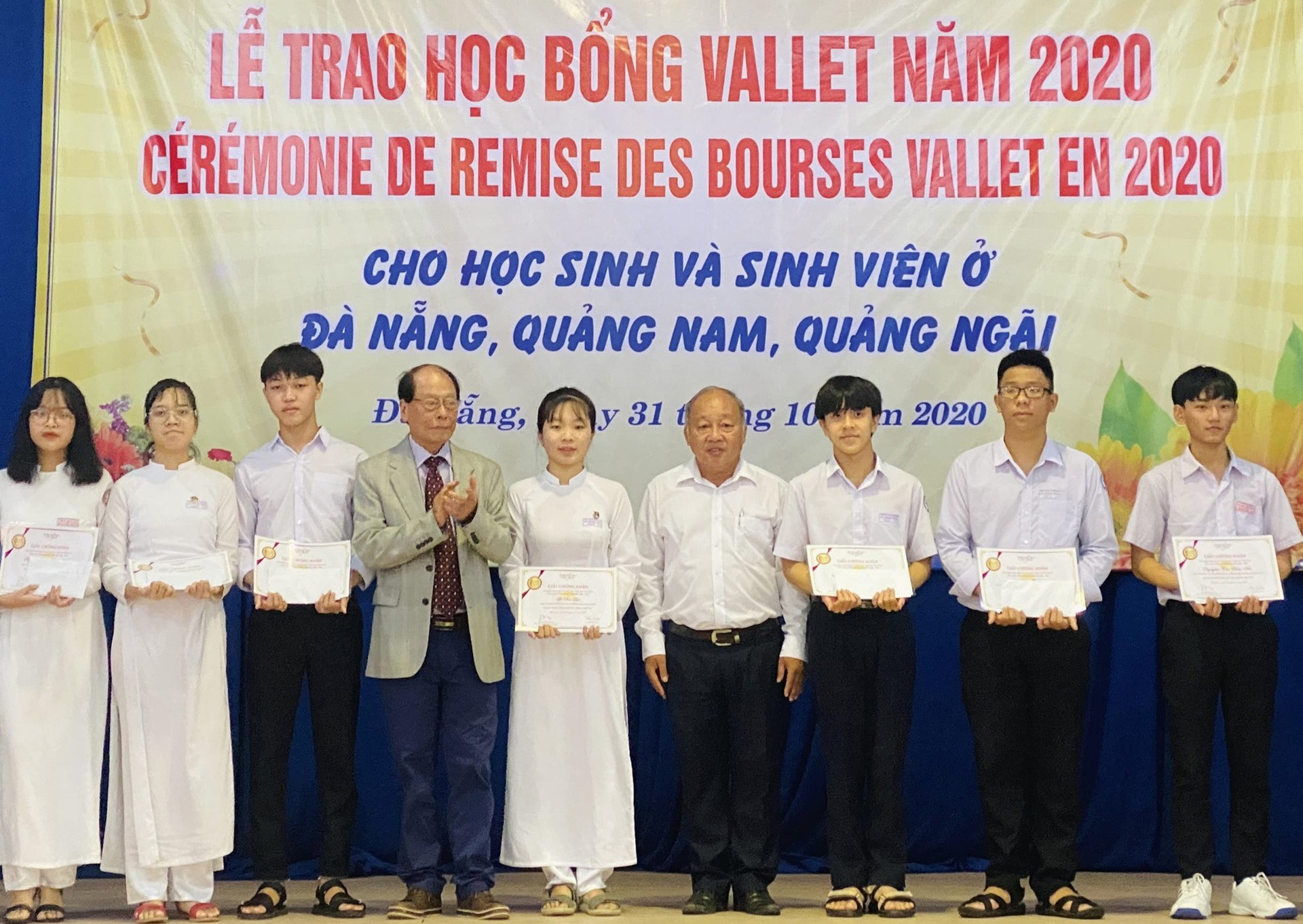 Học sinh THPT Quảng Nam nhận học bổng Vallet năm 2020. Ảnh:V.P.TRANG