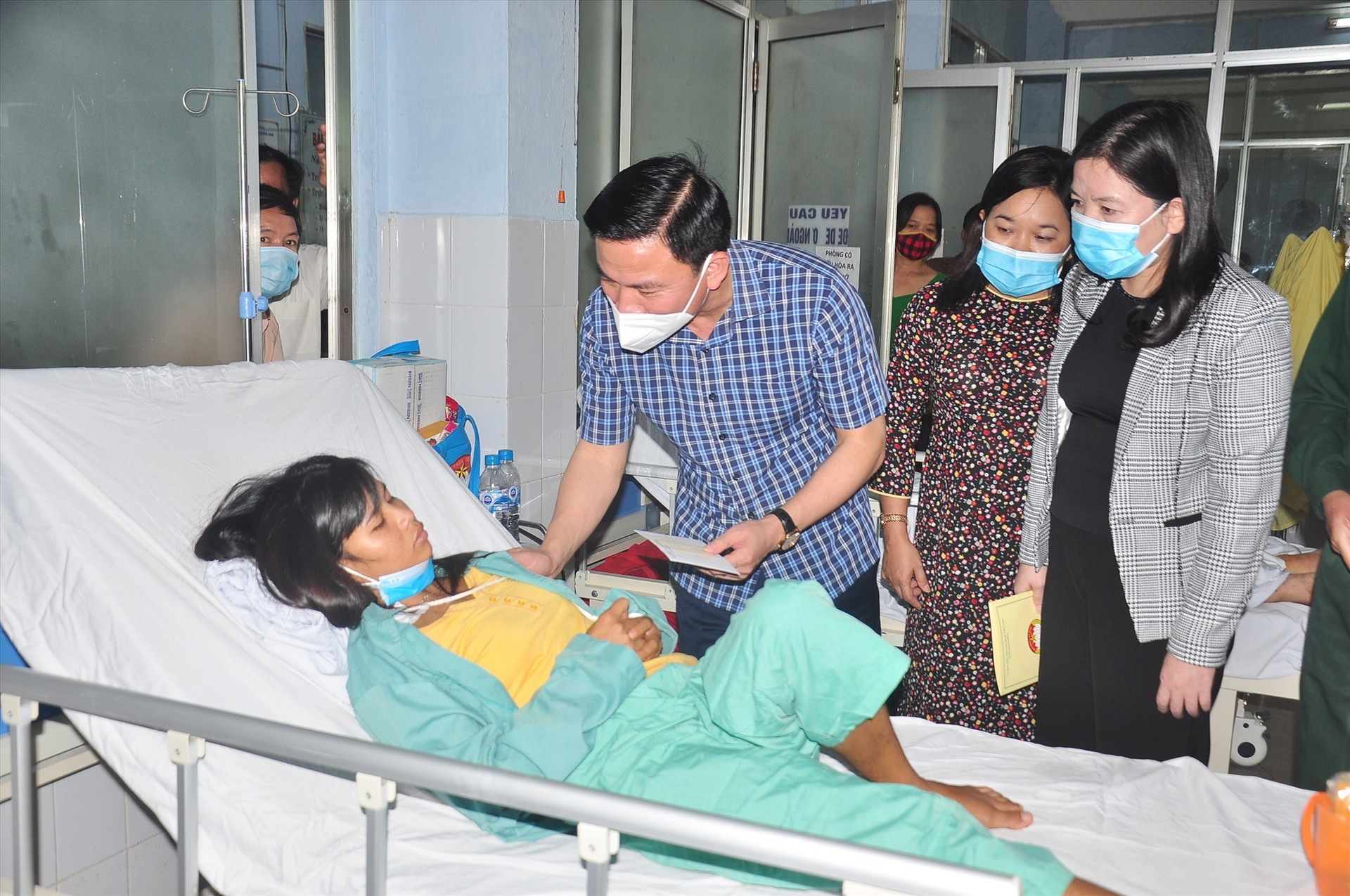 Đồng chí Đỗ Trọng Hưng cùng đoàn đến thăm, tặng quà động viên các bệnh nhân bị thương do sạt lở núi tại Bệnh viện Đa khoa Quảng Nam. Ảnh: VINH ANH