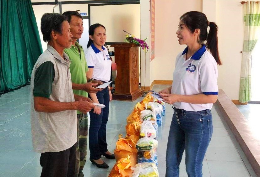 Đoàn cứu trợ đã trao quà cho người dân ở xã Tam Phú bị thiệt hại do bão số 9 gây ra