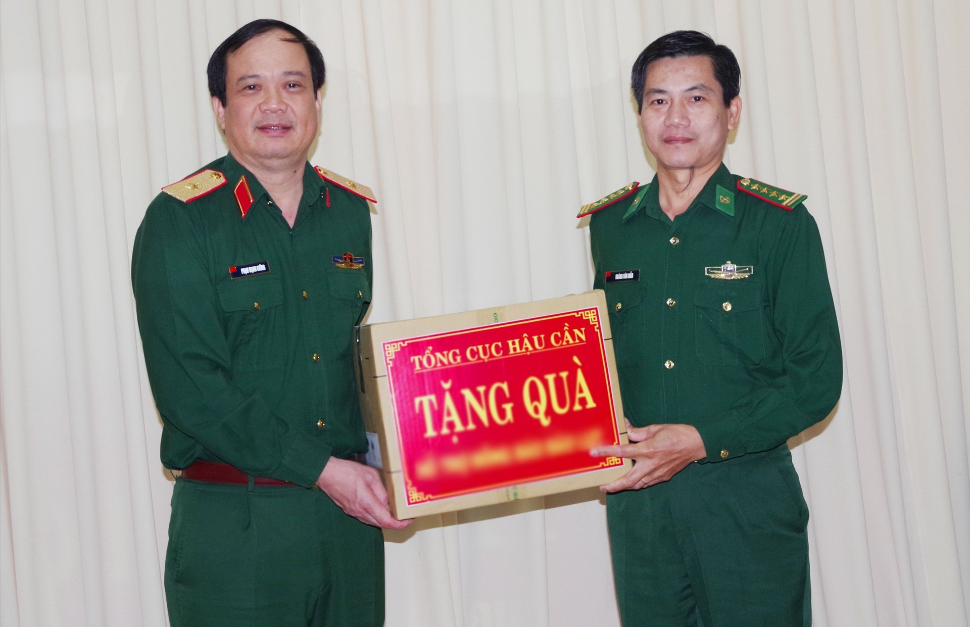 Thiếu tướng Phạm Mạnh Cường tặng quà hỗ trợ Bộ đội Biên phòng tỉnh. Ảnh: HỒNG ANH