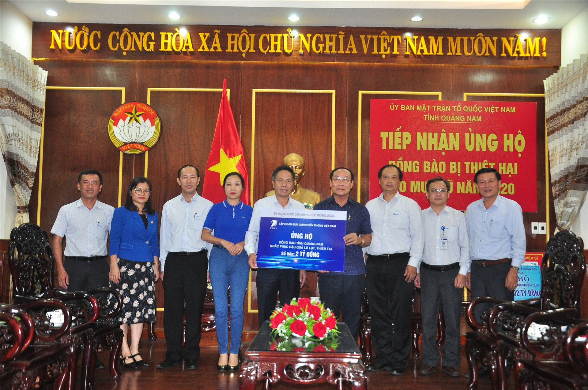 VNPT ủng hộ Quảng Nam 2 tỷ đồng khắc phục hậu quả bão lũ. Ảnh: VINH ANH