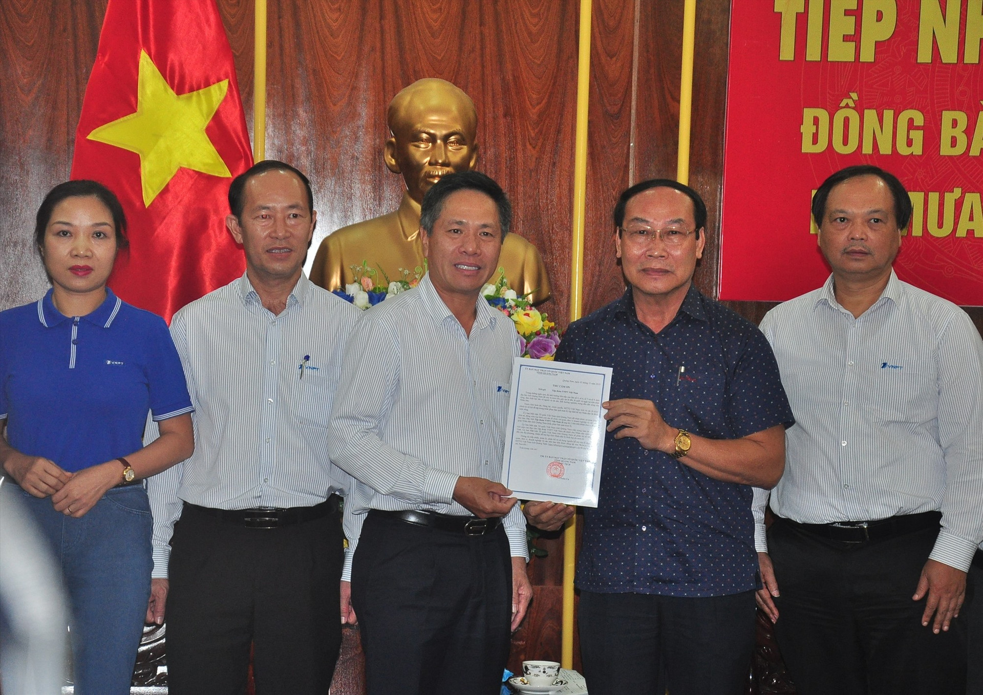 Chủ tịch Ủy ban MTTQ Việt Nam tỉnh Võ Xuân Ca trao thư cảm ơn của Ủy ban MTTQ Việt Nam tỉnh cho lãnh đạo VNPT. Ảnh: VINH ANH