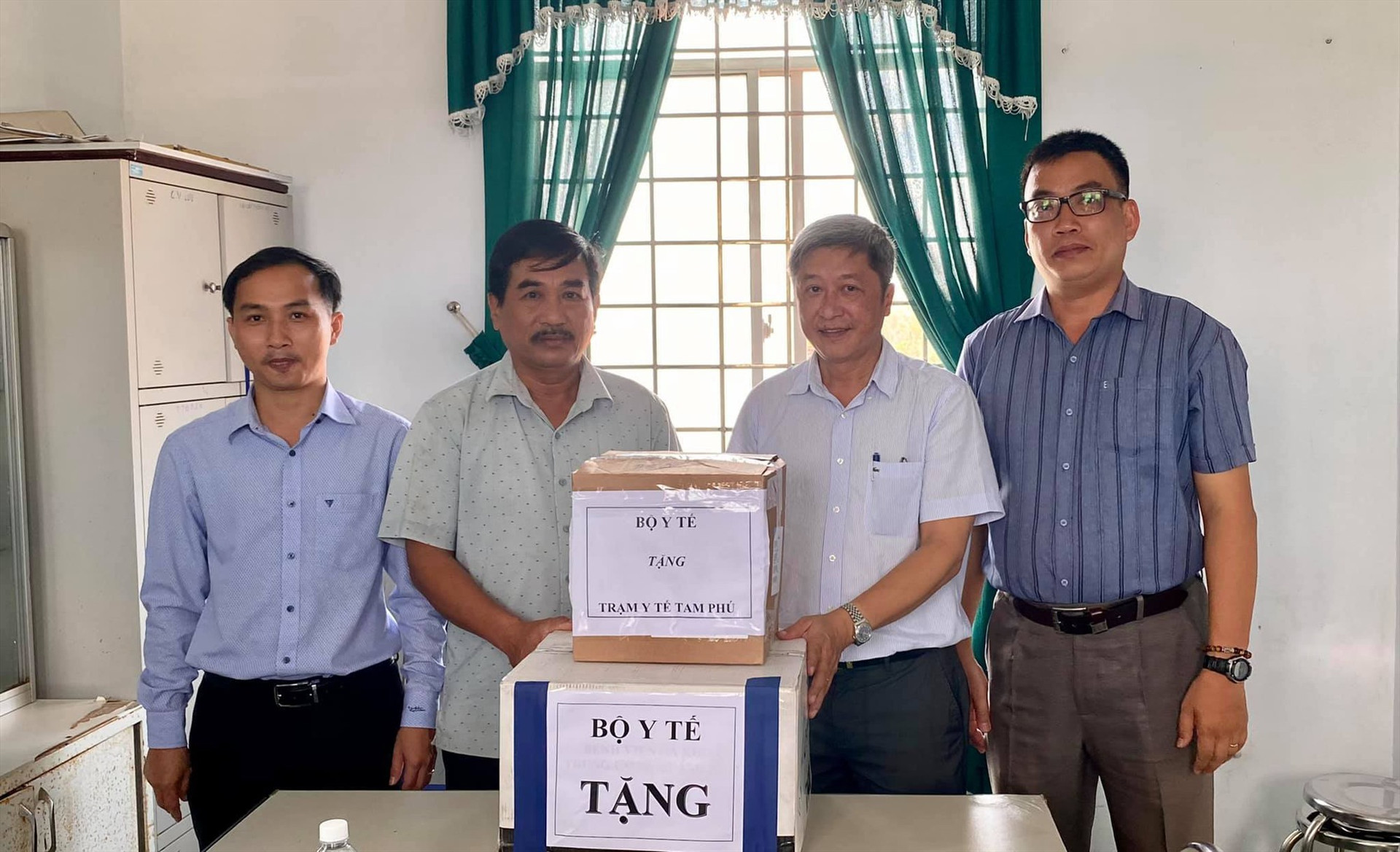 Thứ trưởng Nguyễn Trường Sơn tặng thiết bị y tế cho Quảng Nam. Ảnh: MOH