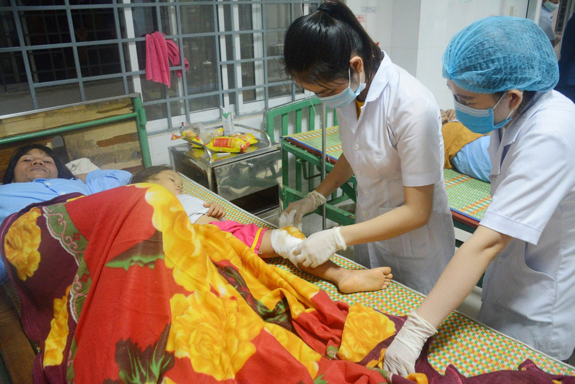 Nhân viên Trung tâm Y tế Bắc Trà My sơ cấp cứu ban đầu và chăm sóc các nạn nhân trong vụ sạt lở tại Trà Leng. Ảnh: C.Đ