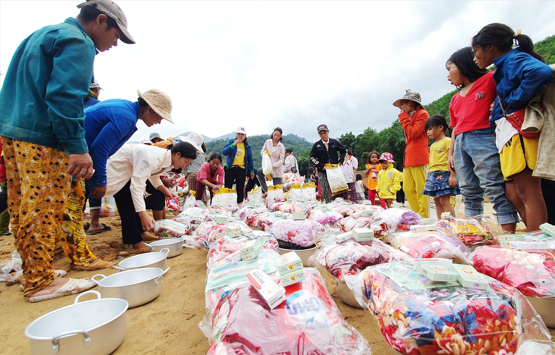 Những mặt hàng cứu trợ được chia đều cho từng hộ trong thôn Trà Văn A. Ảnh: T.C