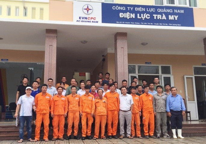 Công ty Điện lực Lâm Đồng nhanh chóng đến Điện lực Trà My để hỗ trợ khắc phục sự cố mất điện ở đây.
