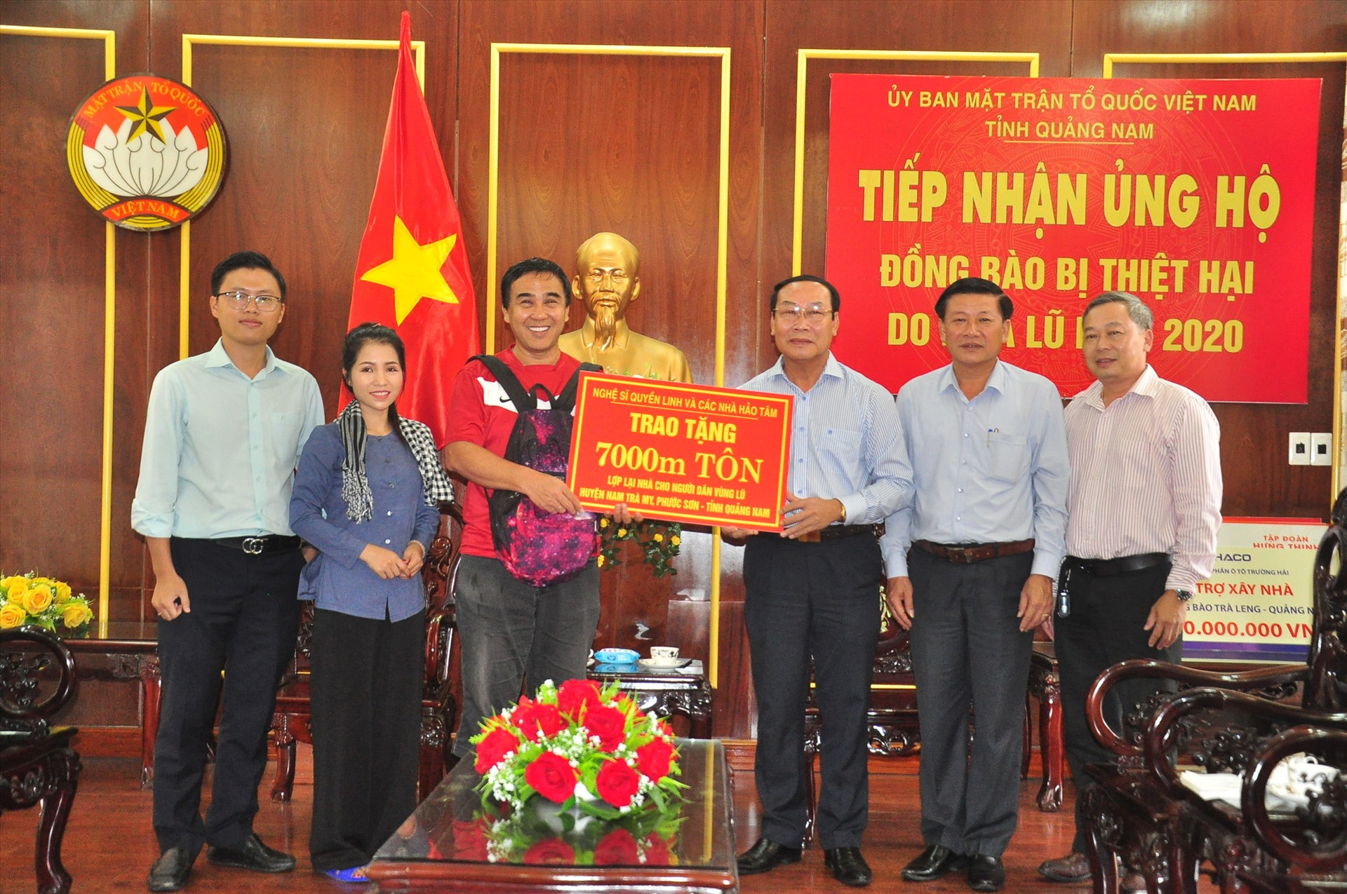 Nghệ sĩ Quyền Linh trao biểu trưng hỗ trợ 7.000m tôn giúp bà con Quảng Nam sửa chữa nhà sau bão số 9. Ảnh: VINH ANH
