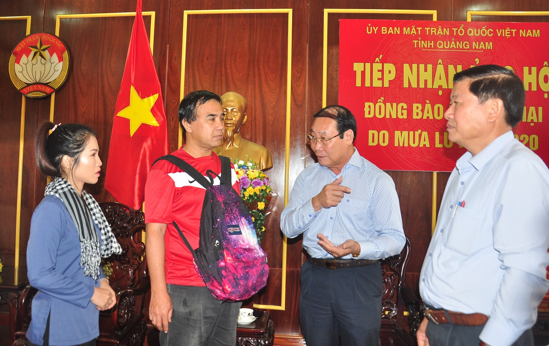 Chủ tịch Ủy ban MTTQ Việt Nam tỉnh trao đổi với nghệ sĩ Quyền Linh về việc triển khai hoạt động cứu trợ tại Quảng Nam. Ảnh: VINH ANH